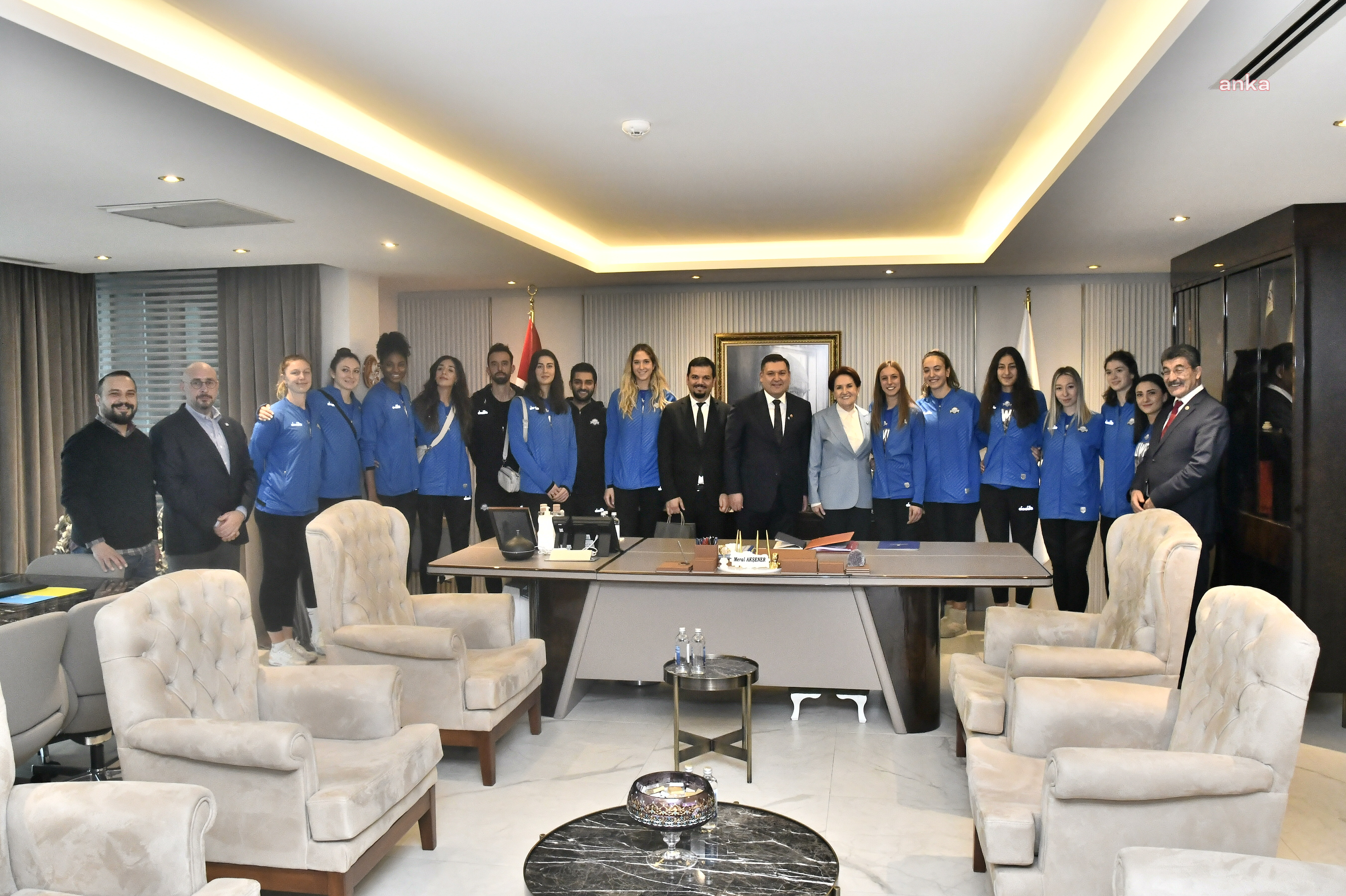 AKŞENER, SİGORTA SHOP SPOR KULÜBÜ BAŞKANI VE SİGORTA SHOP KADIN VOLEYBOL TAKIMI OYUNCULARI İLE BİR ARAYA GELDİ