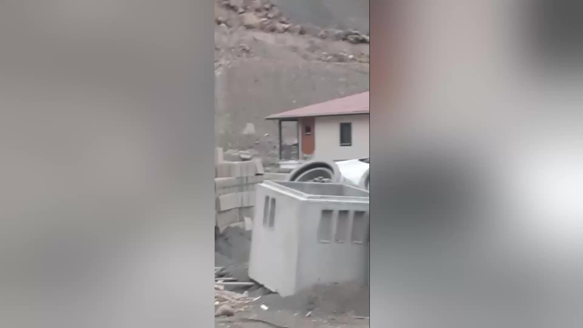 YUSUFELİ BARAJI NEDENİYLE TAŞINMAYA HAZIRLANAN MEŞECİK KÖYÜNÜN YENİ YERLEŞİM YERİNE DÜŞEN KAYALAR KONUTLARA HASAR VERDİ