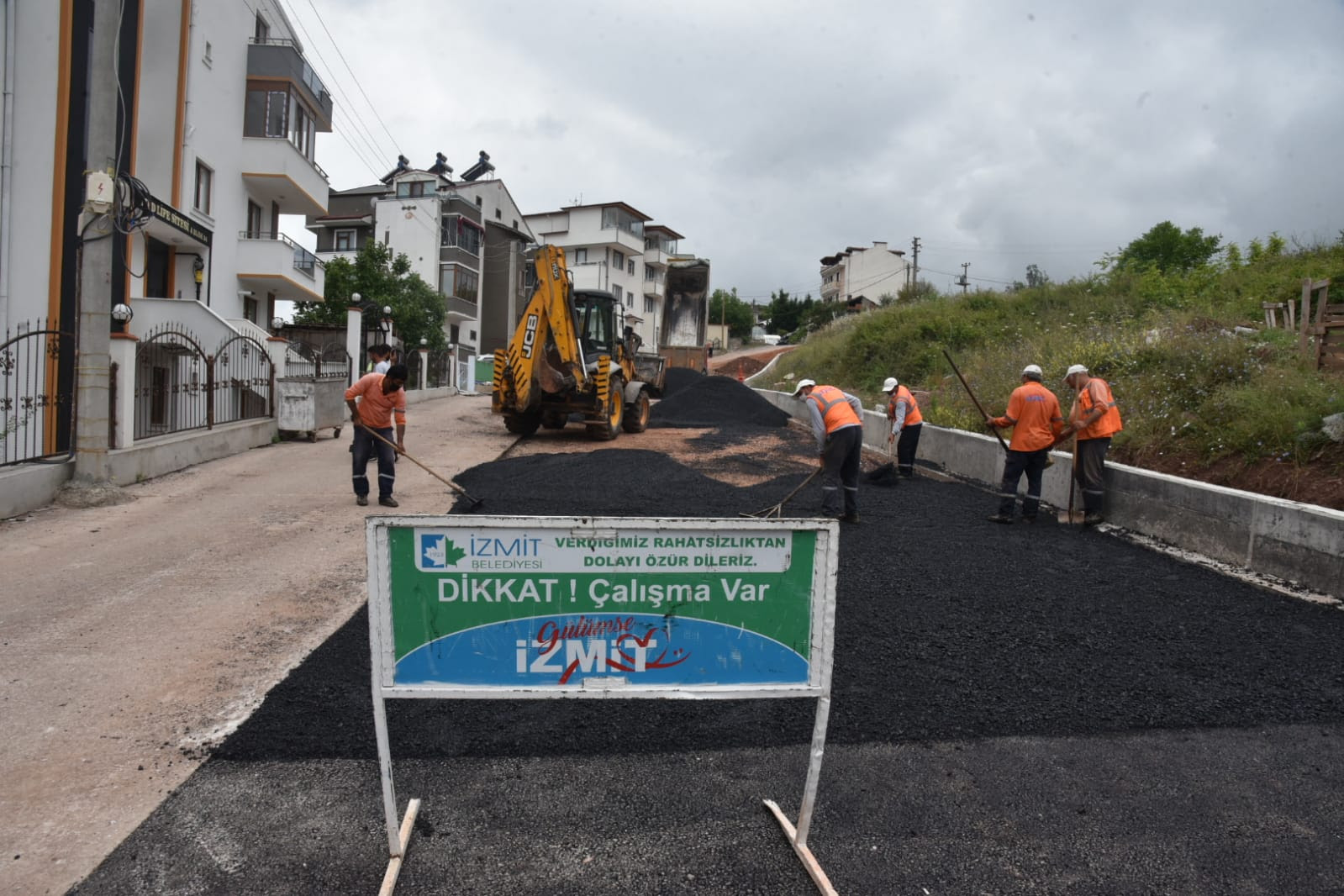İZMİT BELEDİYESİ'NDEN TOPÇULAR'DA YOL MESAİSİ