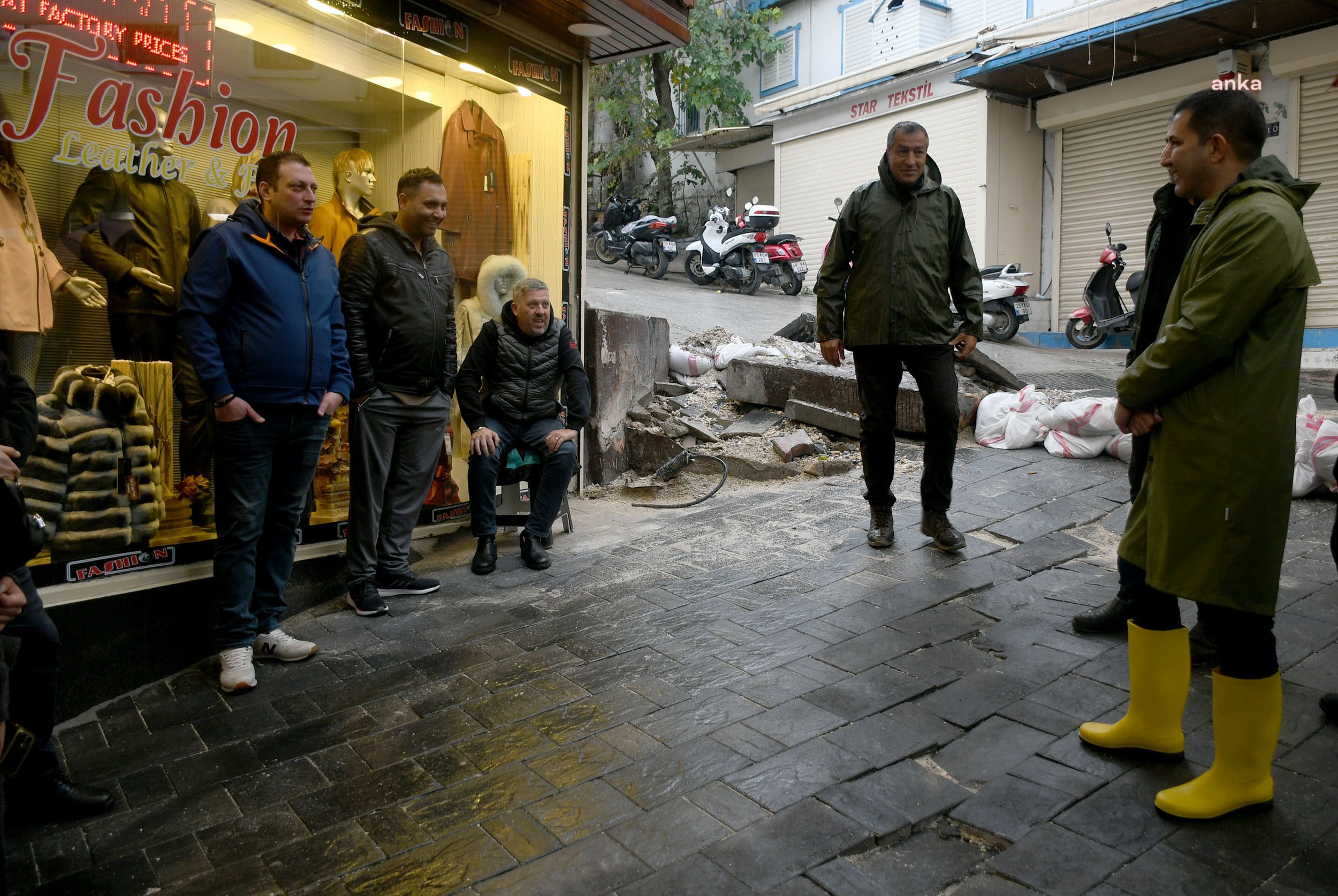 KUŞADASI BELEDİYESİ EKİPLERİNDEN ŞİDDETLİ YAĞIŞA MÜDAHALE