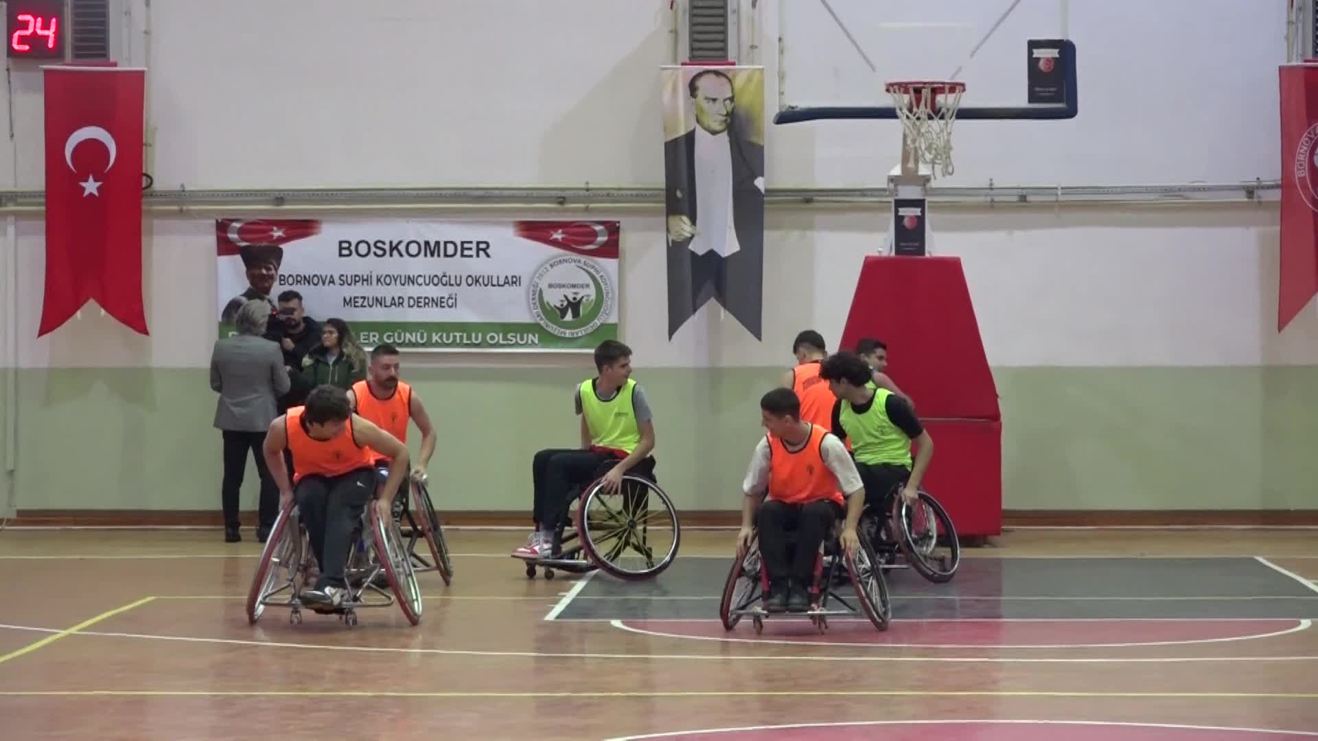 BORNOVA'DA LİSELİLER, TEKERLEKLİ SANDALYEYE OTURUP ENGELLİLERLE MAÇ YAPTI