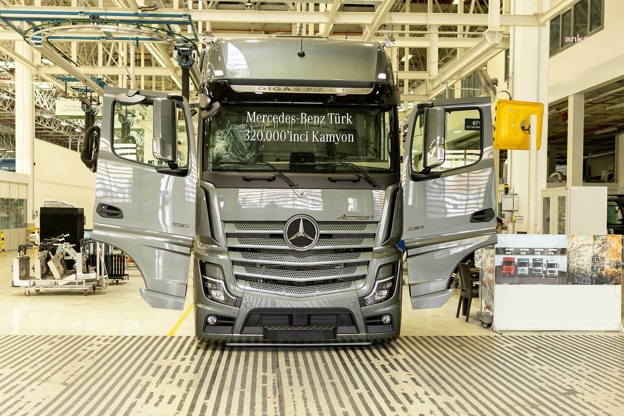 MERCEDES-BENZ TÜRK, 320 BİNİNCİ KAMYONUNU ÜRETTİ