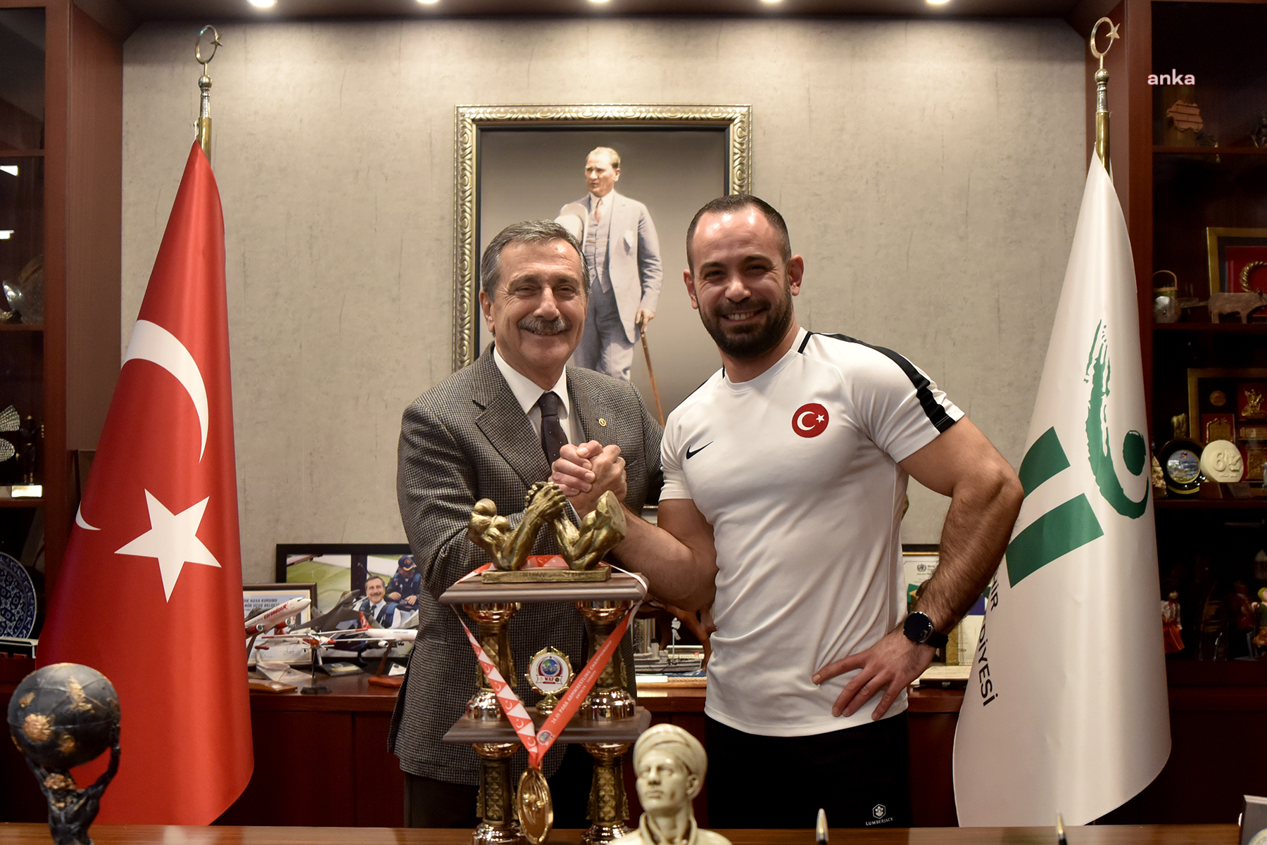 BİLEK GÜREŞİ ŞAMPİYONU ARSLAN’DAN TEPEBAŞI BELEDİYE BAŞKANI ATAÇ’A ZİYARET