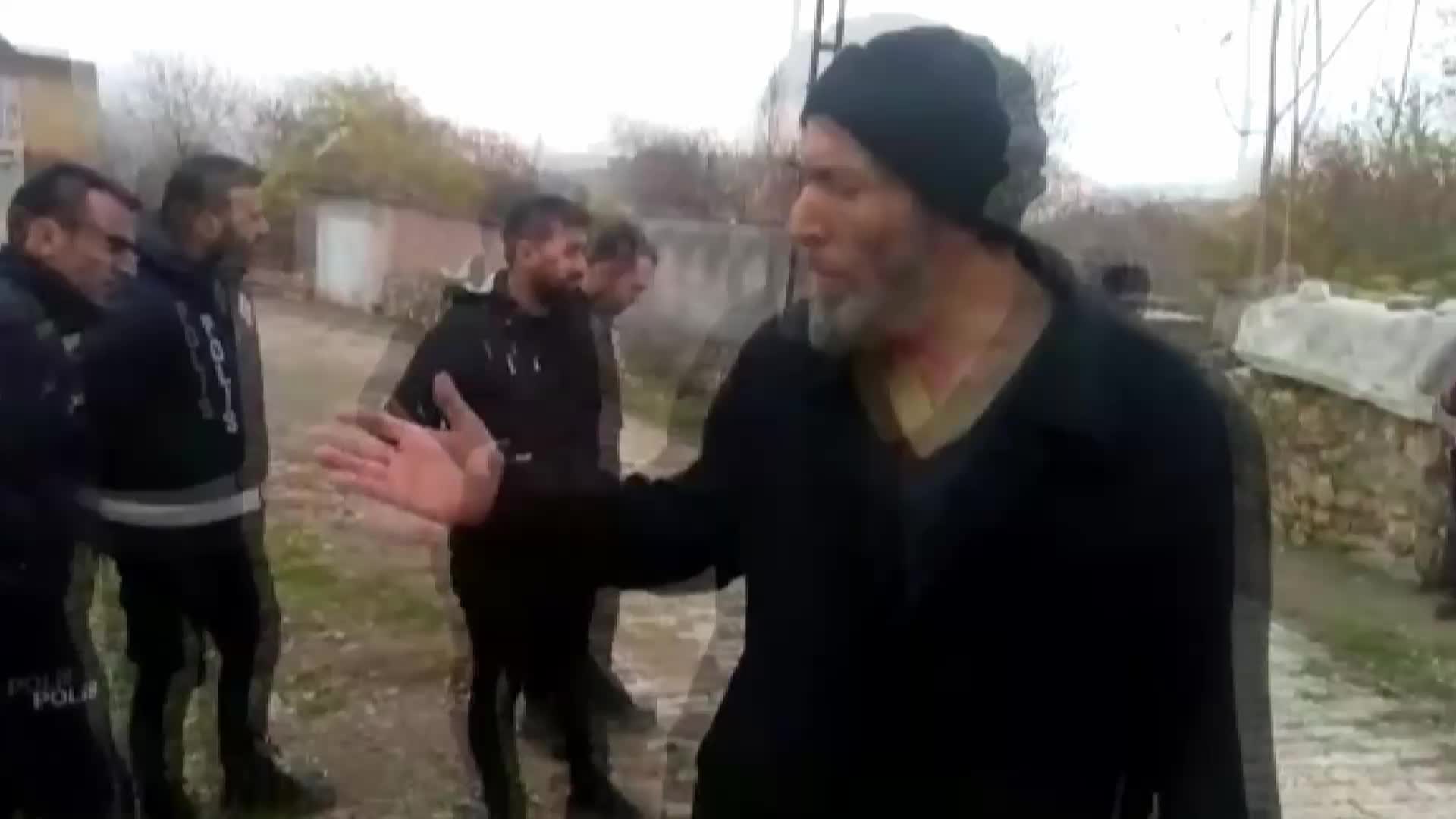 PÜTÜRGE’DE EVİ KENTSEL DÖNÜŞÜM KAPSAMINDA YIKILMAK İSTENEN VATANDAŞ: "SORGUSUZ, SUALSİZ SAĞLAM EVLERİ KIŞ GÜNÜ YIKMAYA GELDİLER. VATANDAŞLAR MAĞDUR, GİDECEK YERLERİ YOK"