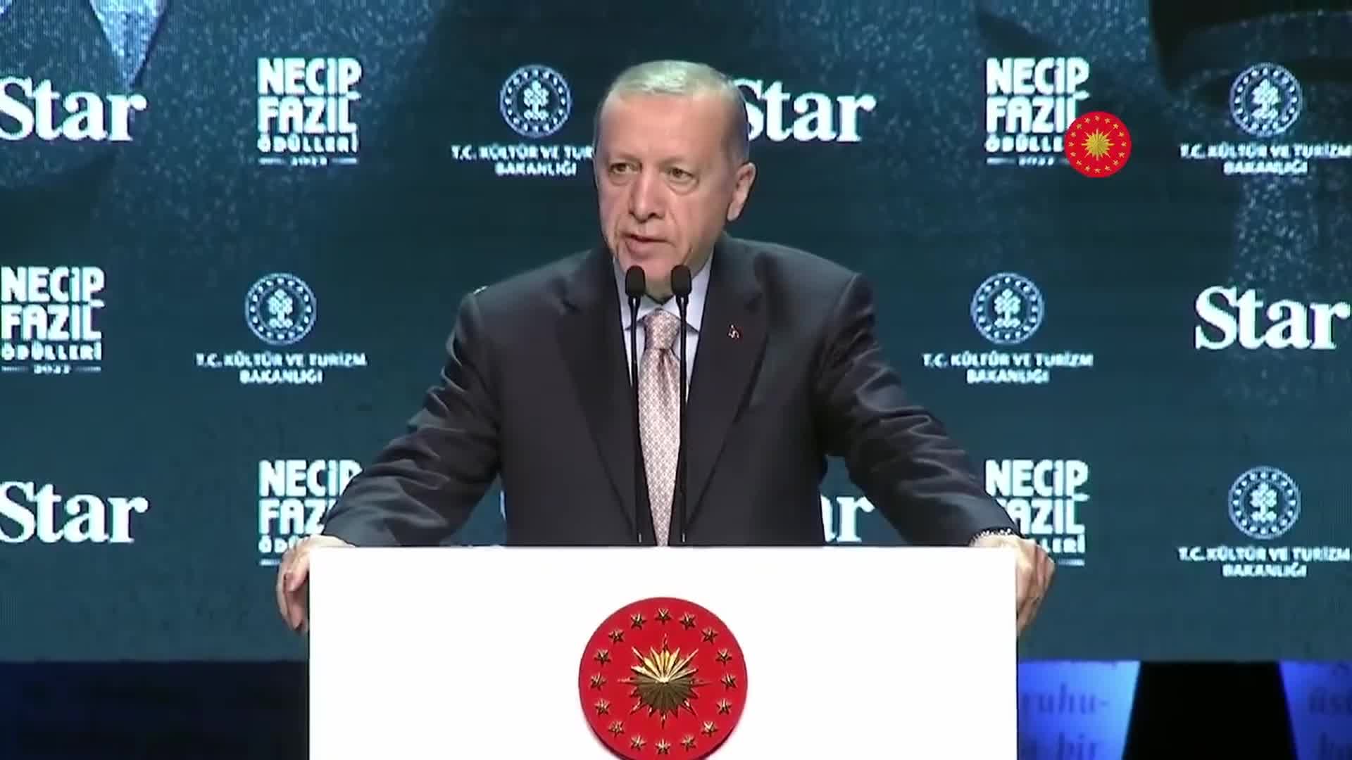 ERDOĞAN:  BİRİLERİ YAYDIKLARI KARAMSARLIK HAVASIYLA ÜLKEMİZİN ÜZERİNİ TEKRAR EMPERYALİST EMELLERE HİZMET EDEN BİR KÜL KATMANIYLA ÖRTMEK İSTESELER DE ALLAH'IN İZNİYLE BAŞARAMAYACAKLARDIR