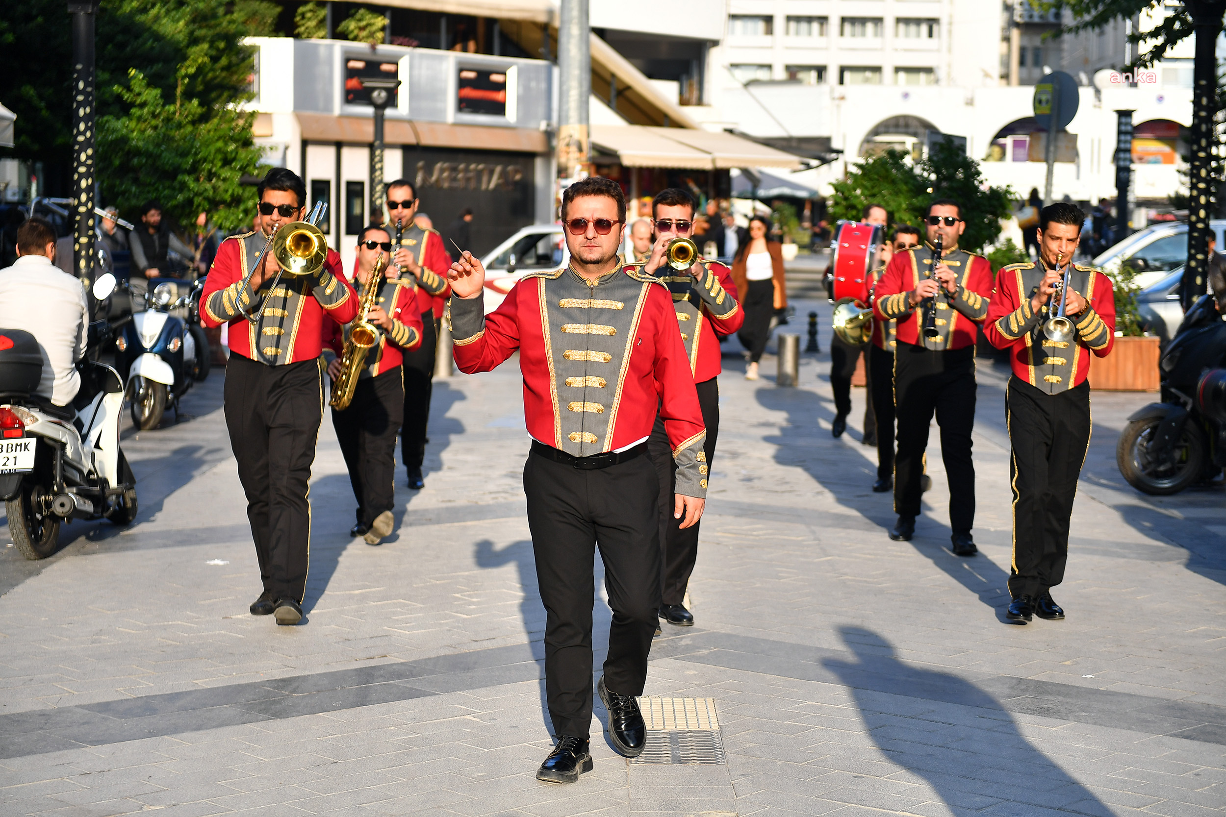 MERSİN BÜYÜKŞEHİR BANDOSU PANDEMİ SONRASI TEKRAR VATANDAŞLARLA BULUŞTU