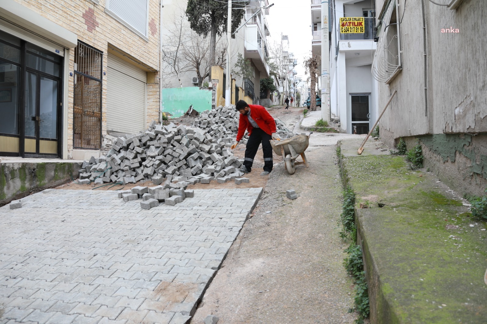 BAYRAKLI’NIN SOKAKLARI KİLİT PARKE İLE YENİLENİYOR