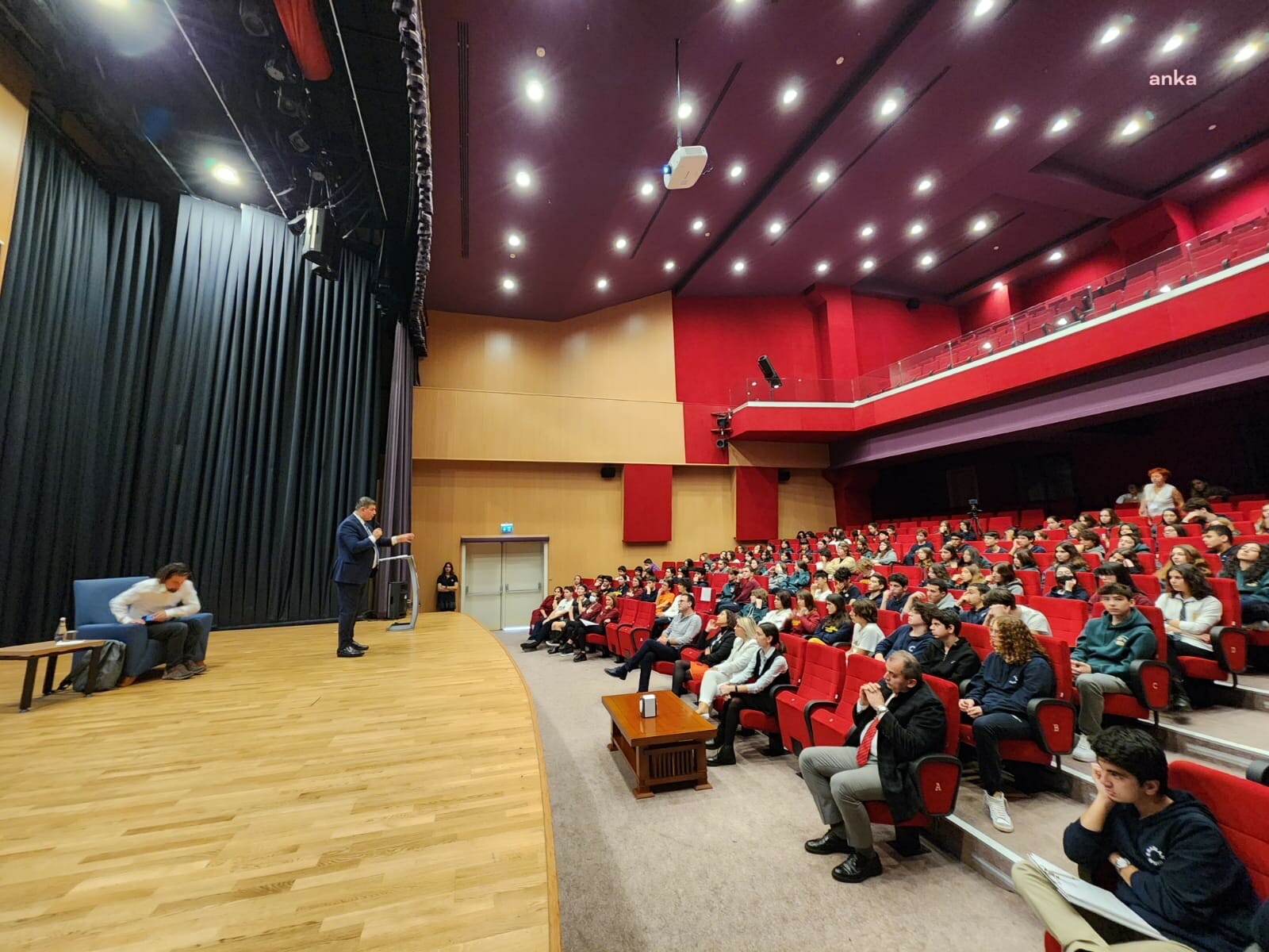 KARŞIYAKA BELEDİYE BAŞKANI CEMİL TUGAY İKLİM KONFERANSI'NDA GENÇLERLE BULUŞTU