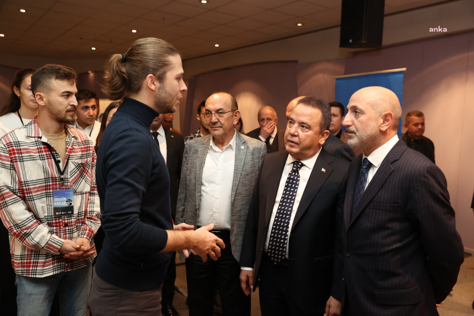 MUHİTTİN BÖCEK VE ALİ ÖZTUNÇ GENÇLERİ ZİYARET ETTİ