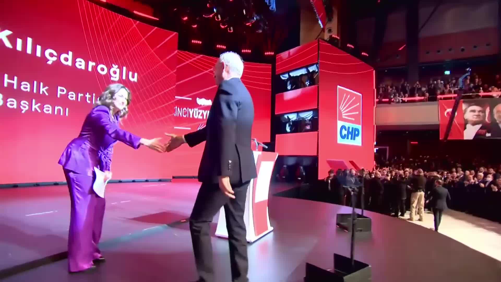 CHP’NİN “İKİNCİ YÜZYILA ÇAĞRI” BULUŞMASI... KILIÇDAROĞLU: "BİZLER SİYASİ VE SİYASET ÜSTÜ; ROZETLİ VE ROZETSİZ HEPİMİZ ÜLKE İÇİN, VATAN İÇİN BİRLİKTEYİZ"