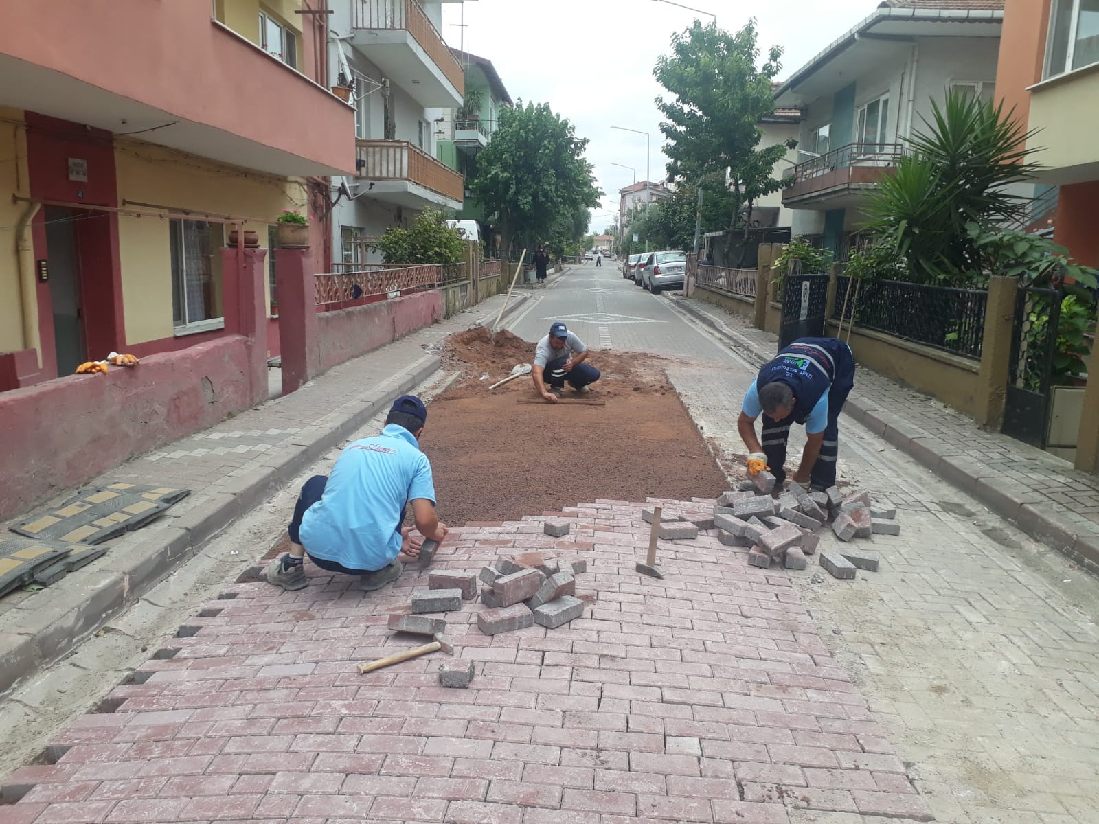 İZMİT BELEDİYESİ, KÖRFEZ SOKAKLARINDA İŞ BAŞINDA