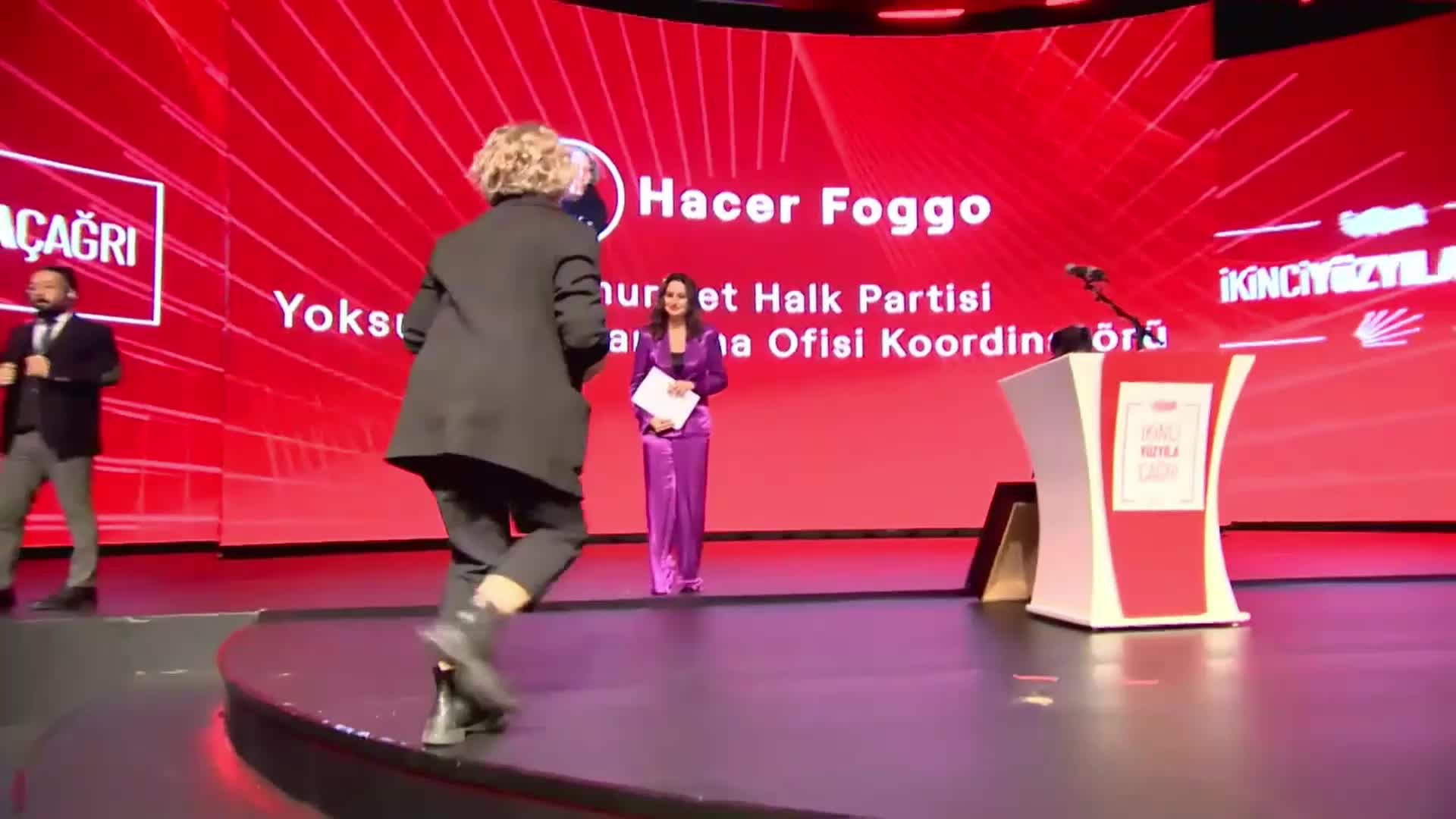 CHP’NİN “İKİNCİ YÜZYILA ÇAĞRI” BULUŞMASI… HACER FOGGO: "YOKLUKTA VE YOKSULLUKTA DEĞİL VARLIKTA VE HEP BİRLİKTE ZENGİNLEŞMEDE BULUŞACAĞIZ"