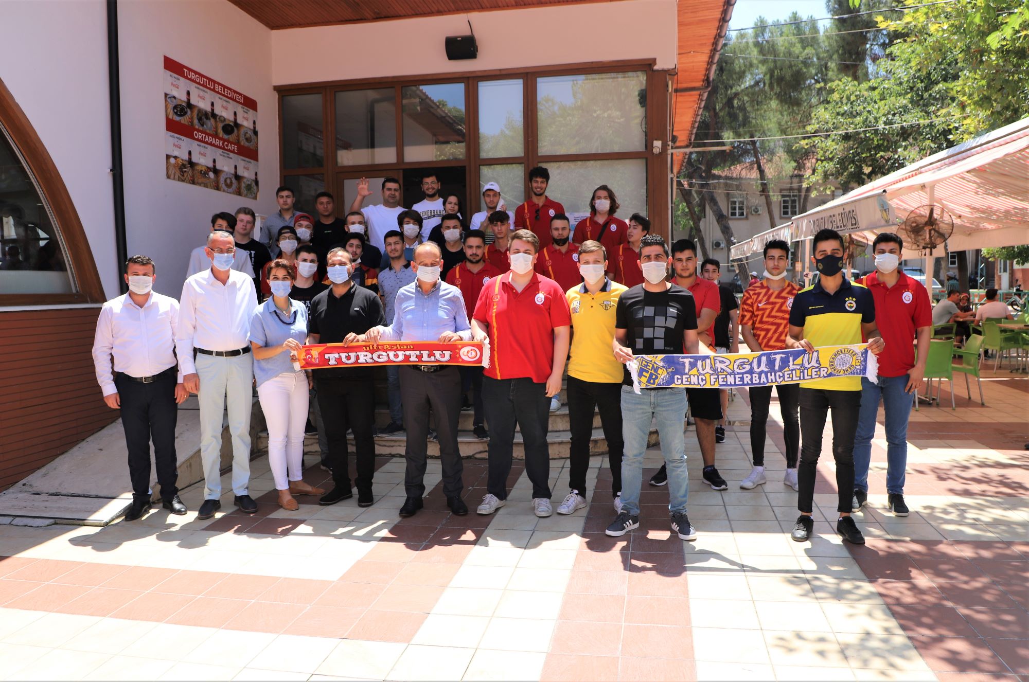 TURGUTLU BELEDİYE BAŞKANI AKIN, İLÇEDEKİ FENERBAHÇE VE GALATASARAY TARAFTARIYLA BULUŞTU