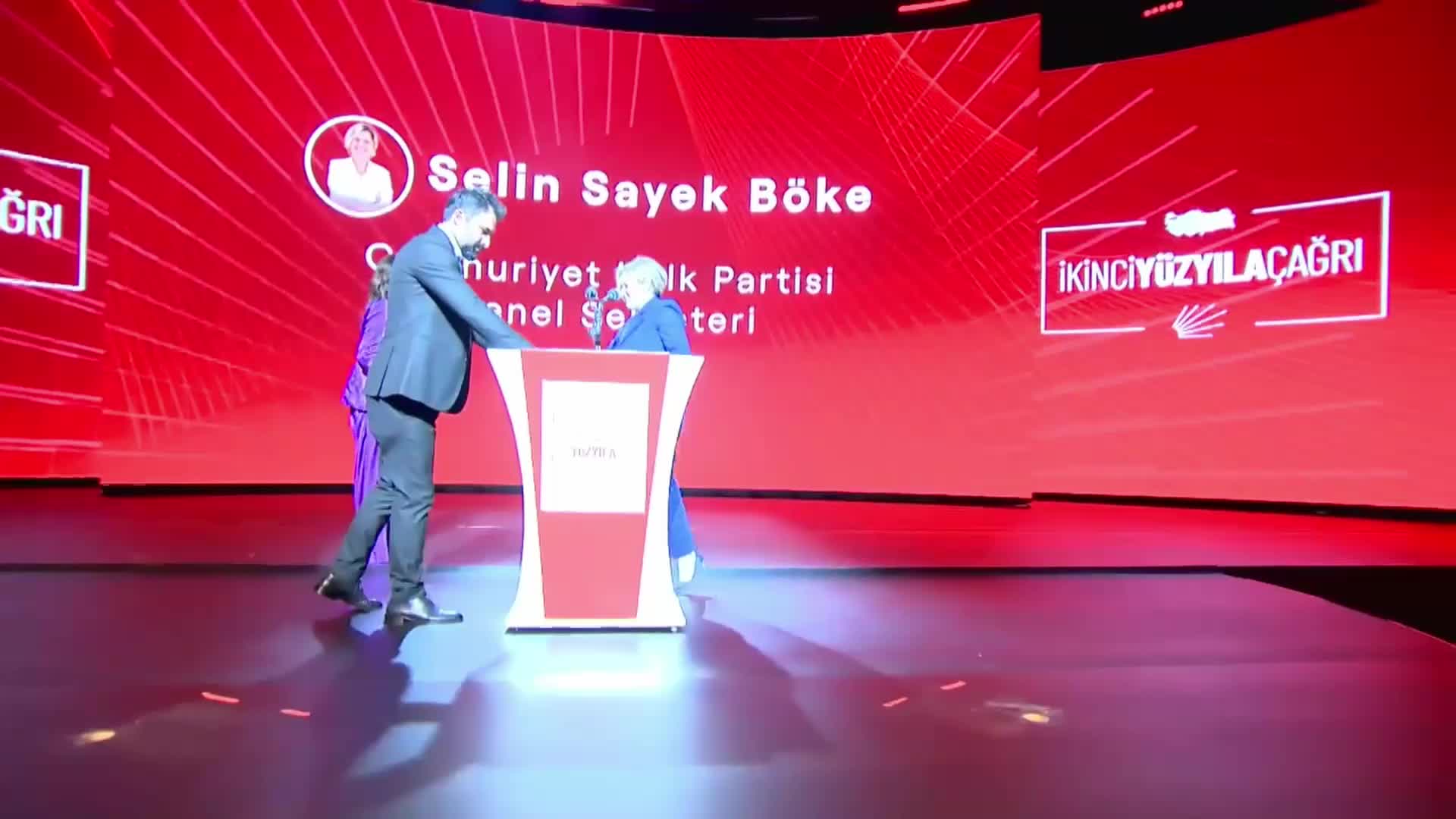 CHP’NİN “İKİNCİ YÜZYILA ÇAĞRI” BULUŞMASI… SELİN SAYEK BÖKE: “BUGÜN VERGİ YÜKÜ, HALKIN OMZUNA BIRAKILMIŞ VAZİYETTE. YARIN, ADALETLİ BİR VERGİ REFORMU OLACAK. DAHA ÇOK KAZANANIN DAHA ÇOK VERGİ ÖDEDİĞİ, ADİL BİR DÜZEN KURULACAK”