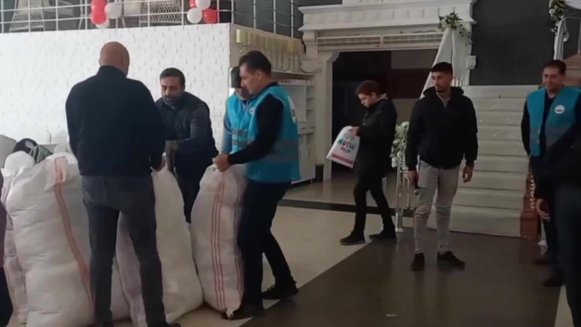 TÜRK AZERBAYCAN KÜLTÜR DERNEĞİ, IĞDIR'DA 120 ÇOCUĞA KIYAFET DESTEĞİNDE BULUNDU