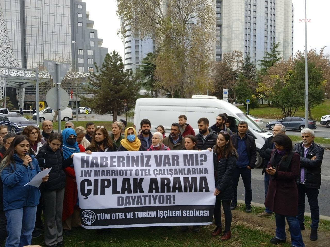 SERA KADIGİL; KADIN İŞÇİNİN, ÇALIŞTIĞI OTELDE ÇIPLAK ARAMAYA MARUZ KALDIĞI İDDİASINI TBMM GÜNDEMİNE TAŞIMIŞTI… KADIN İŞÇİ: “HİÇBİR KADININ AYNI ŞEYLERİ YAŞAMASINI İSTEMİYORUM”