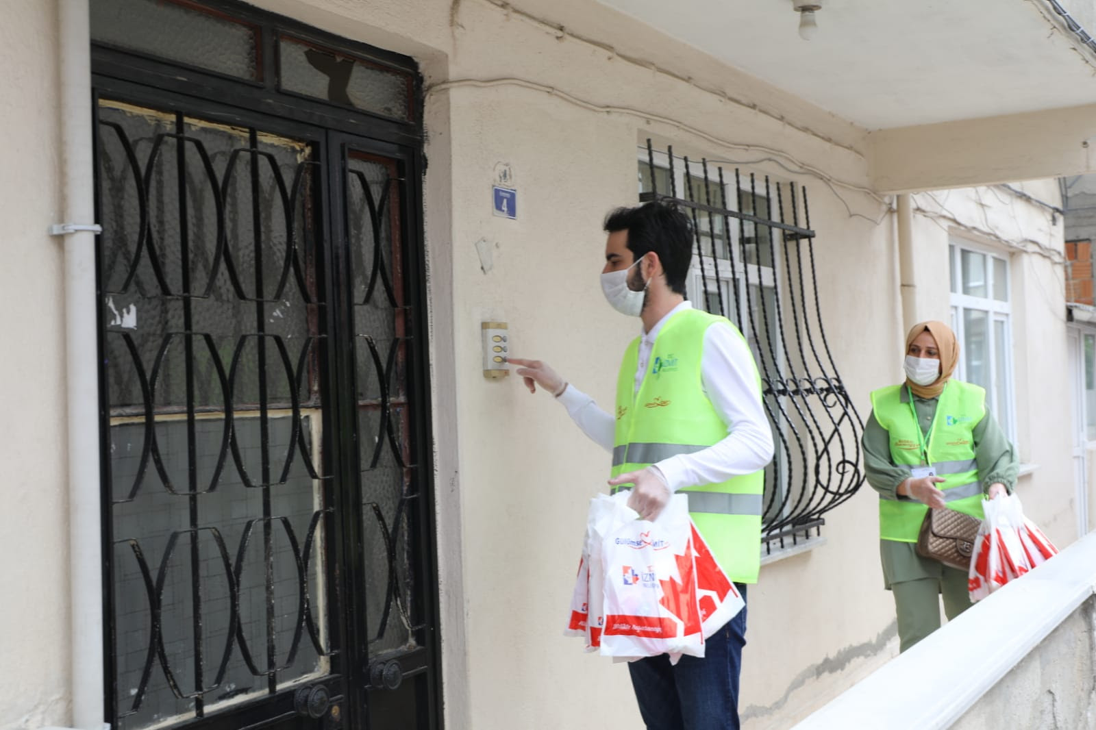 İZMİT BELEDİYESİ'NDEN ESNAFA VE VATANDAŞA SAĞLIK KİTİ