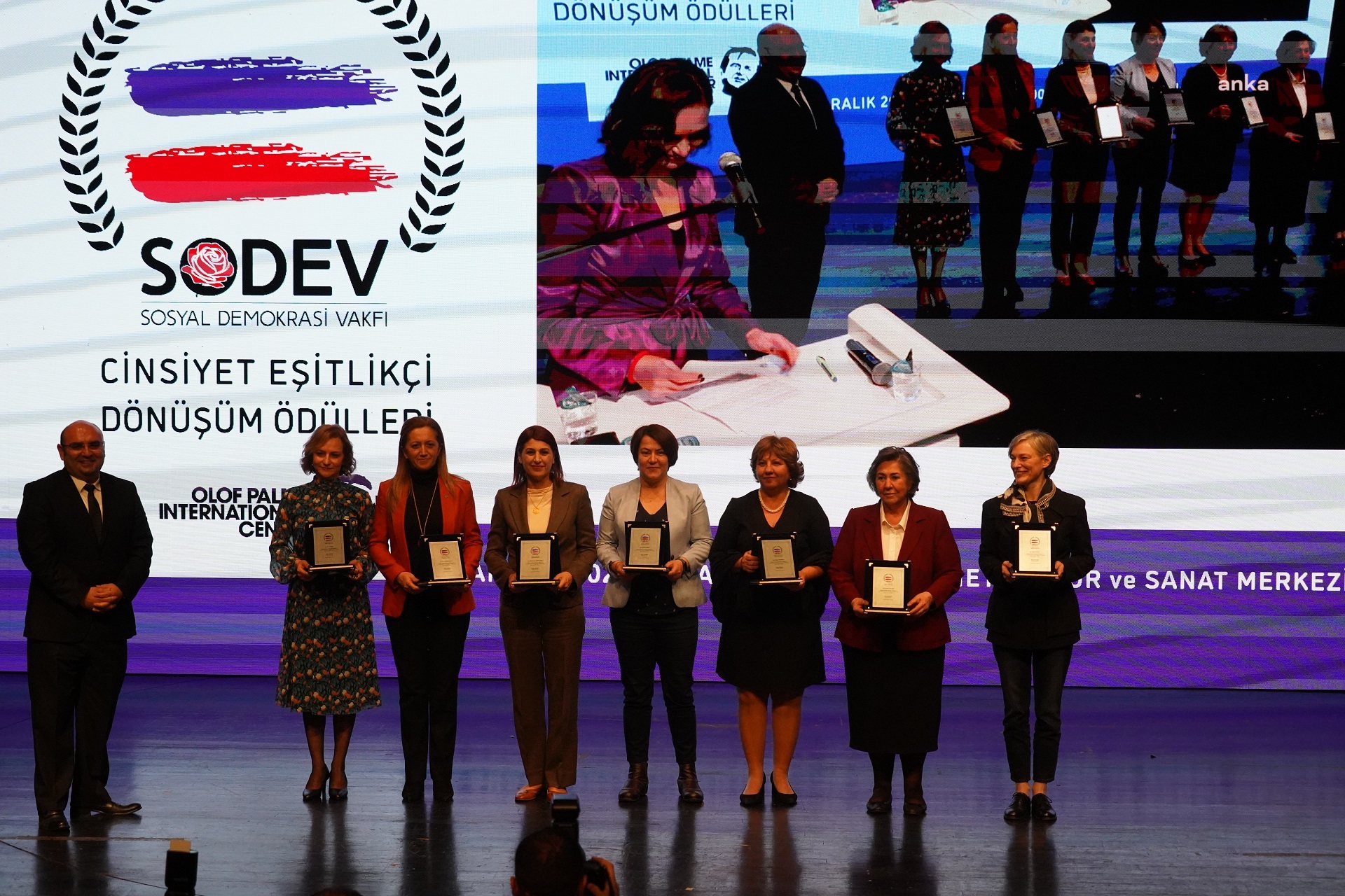 LÜLEBURGAZ BELEDİYESİ'NE CİNSİYET EŞİTLİKÇİ DÖNÜŞÜM ÖDÜLÜ