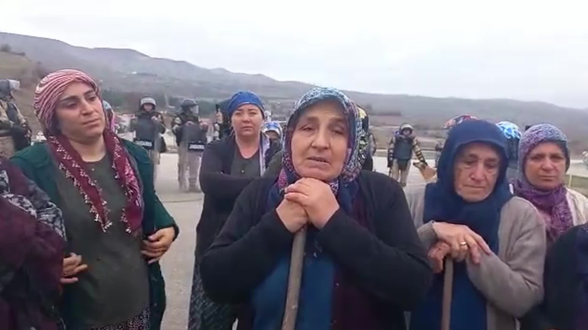 TAŞOVA ÇAMBÜKÜ KÖYLÜLERİ, MERA ALANINA YAPILACAK OSB İNŞAATI İÇİN DOZERLERİN KÖYE GİRMESİNE TEPKİ GÖSTERDİ: "DAHA KEŞFİMİZ, MAHKEMEMİZ BİTMEDİ"