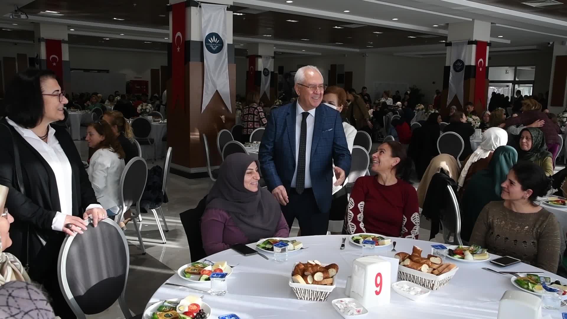 TÜRK KADININA SEÇME VE SEÇİLME HAKKI VERİLMESİNİN 88. YILI KARABAĞLAR'DA KUTLANDI