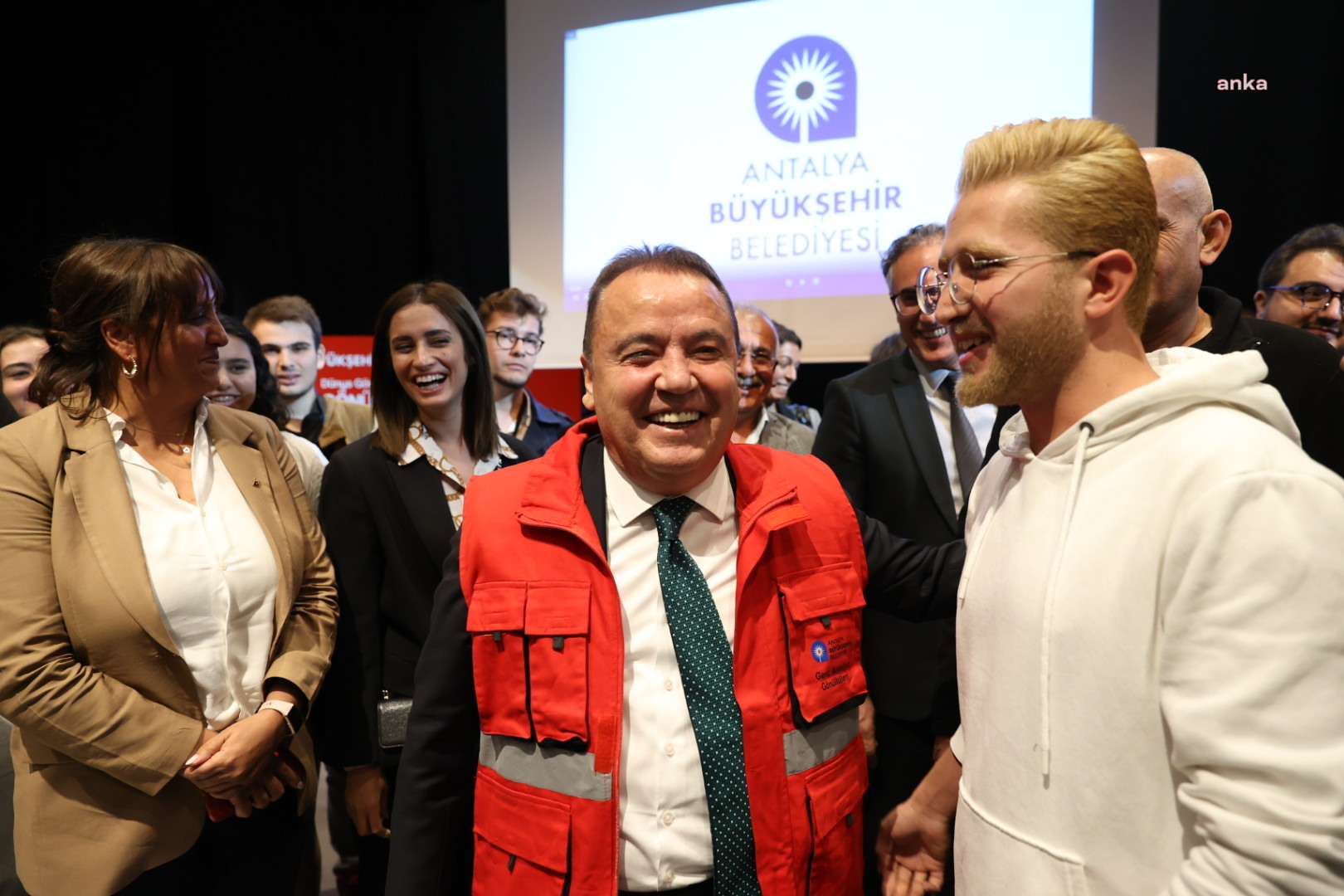 MUHİTTİN BÖCEK, ‘DÜNYA GÖNÜLLÜLER GÜNÜ’NDE GENÇLERLE BULUŞTU