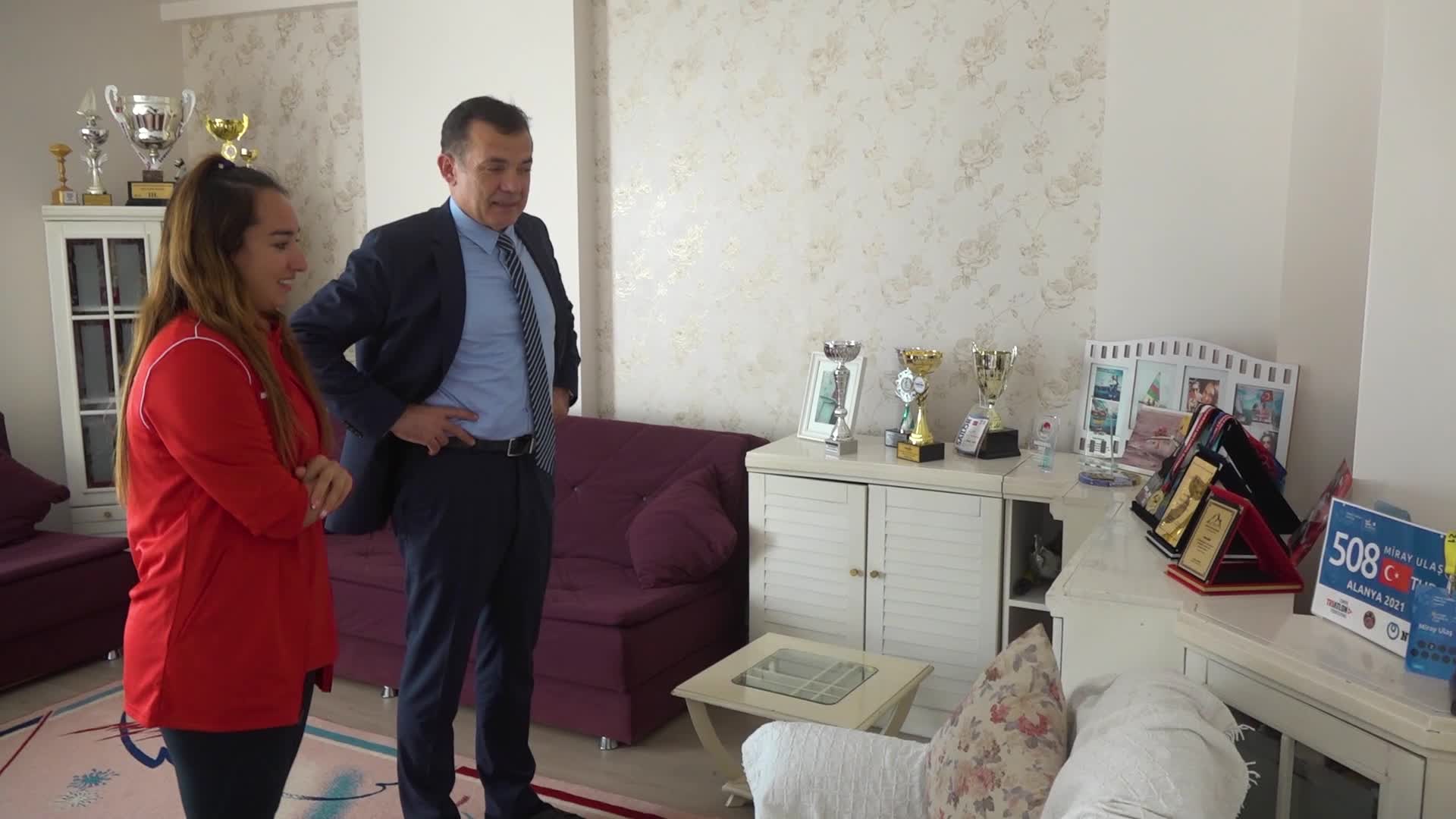 YENİŞEHİR BELEDİYE BAŞKANI ÖZYİĞİT’TEN MİLLİ YELKENCİ VE YÜZÜCÜ MİRAY ULAŞ’A TEBRİK ZİYARETİ
