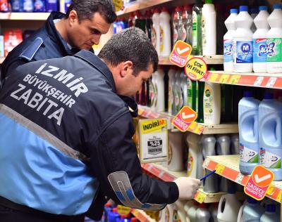 İZMİR'DE ZABITADAN FAHİŞ FİYAT DENETİMİ