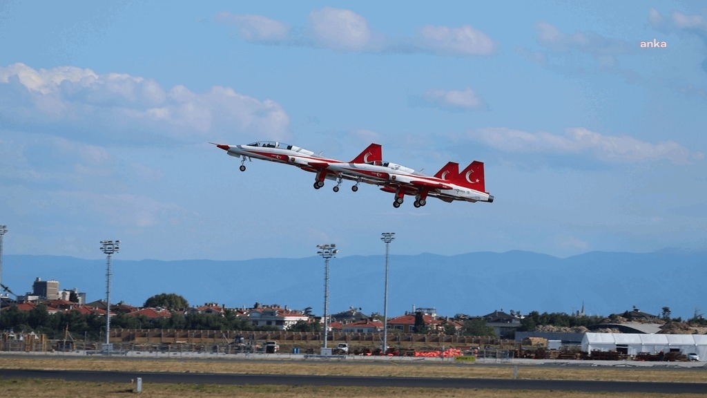 TÜRK YILDIZLARINA AİT F-5 TİPİ UÇAK KONYA'DA DÜŞTÜ, UÇAKTAN ATLAYAN PİLOT SAĞ OLARAK KURTULDU