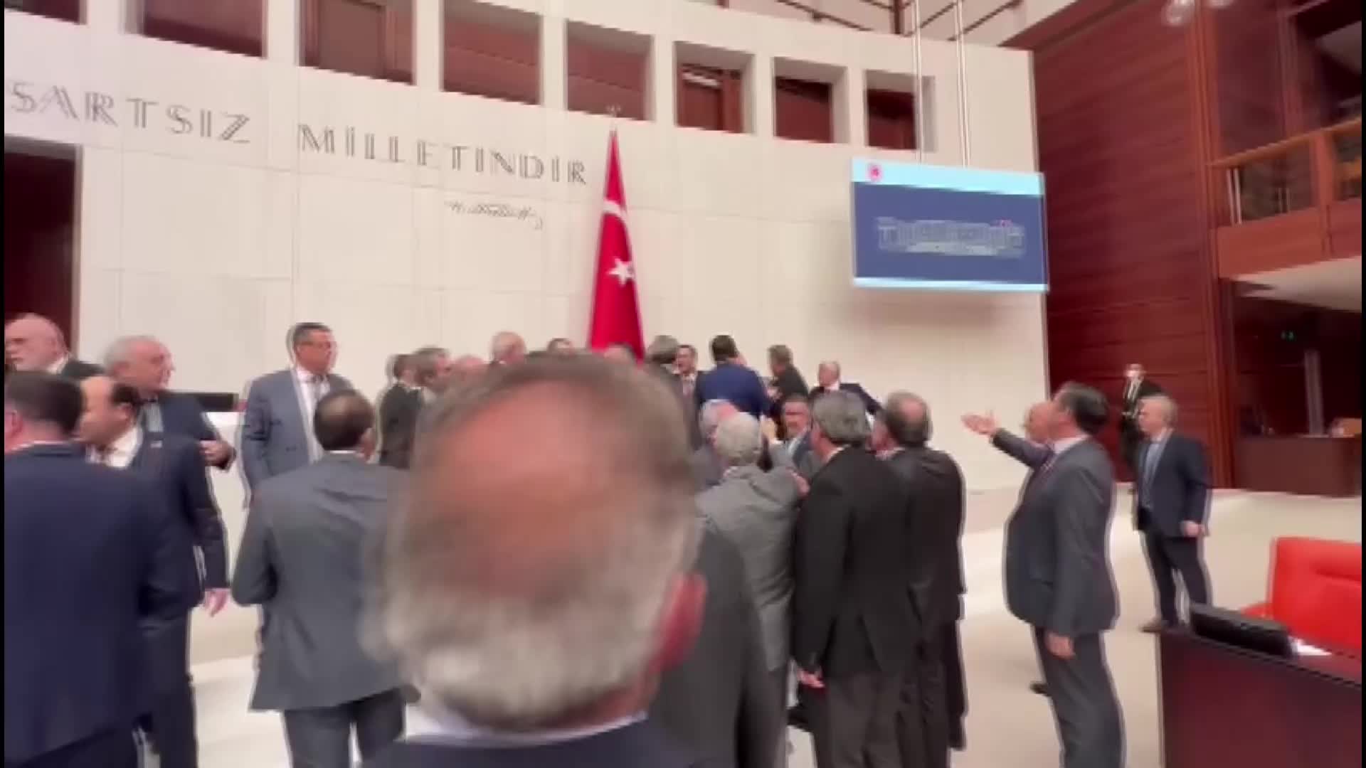 TBMM GENEL KURULU’NDA YUMRUKLU KAVGA: İYİ PARTİLİ ÖRS YARALANDI