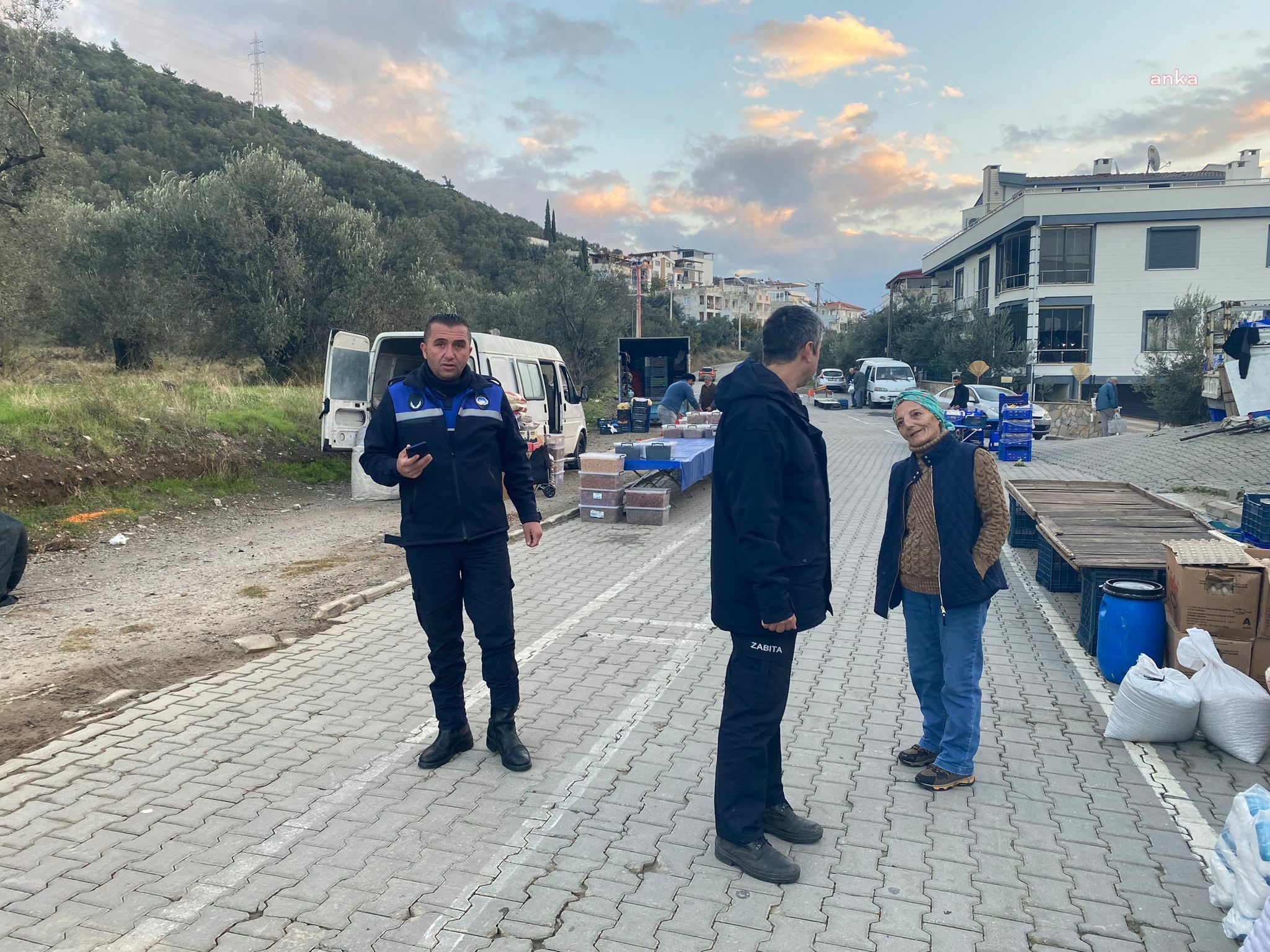 EDREMİT BELEDİYESİ ZABITASINDAN PAZAR YERLERİNDE TERAZİ DENETİMİ