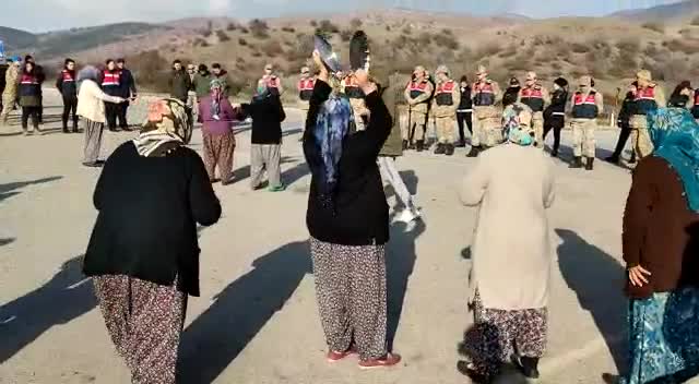 AMASYA ÇAMBÜKÜ'NDE KÖYLÜ KADINLAR TENCERE TAVA ÇALARAK OSB'Yİ PROTESTO ETTİ: “TÜRKİYE’NİN BÜTÜN ASKERLERİNİ BAŞIMIZA YIĞDINIZ. BİZ NEREYE GİDELİM?"