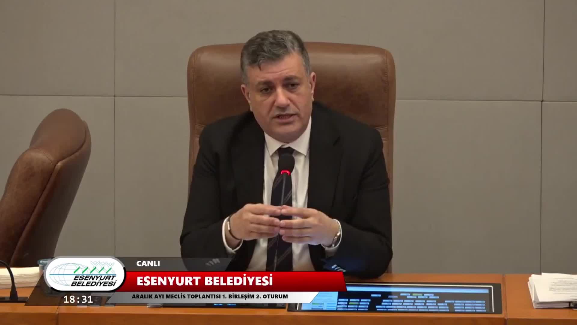 ESENYURT BELEDİYE MECLİSİ TOPLANTISINDA, AKP’Lİ FATİH TAŞDEMİR: “CUMHURBAŞKANI MI DİYOR, GİDİN BOŞANIN. DEMOKRATİK, LAİK BİR HUKUK DEVLETİNDE YAŞIYORUZ YA BUNLAR BUNUN SONUCUDUR. BUNLAR AŞIRI İSTEDİĞİNİZ ÖZGÜRLÜĞÜN SONUCUDUR”
