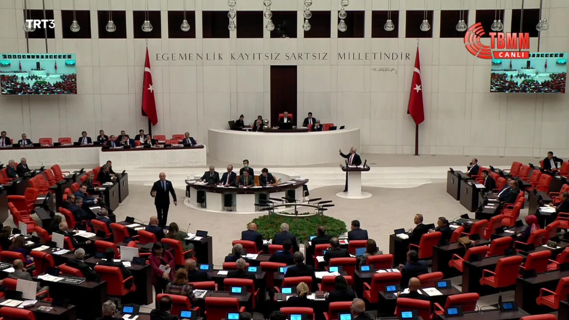 ÖMER FARUK GERGERLİOĞLU'NDAN BAKAN BOZDAĞ’A: "BAKIN, TERÖRİST ÇİKOLATALAR GETİRDİM"