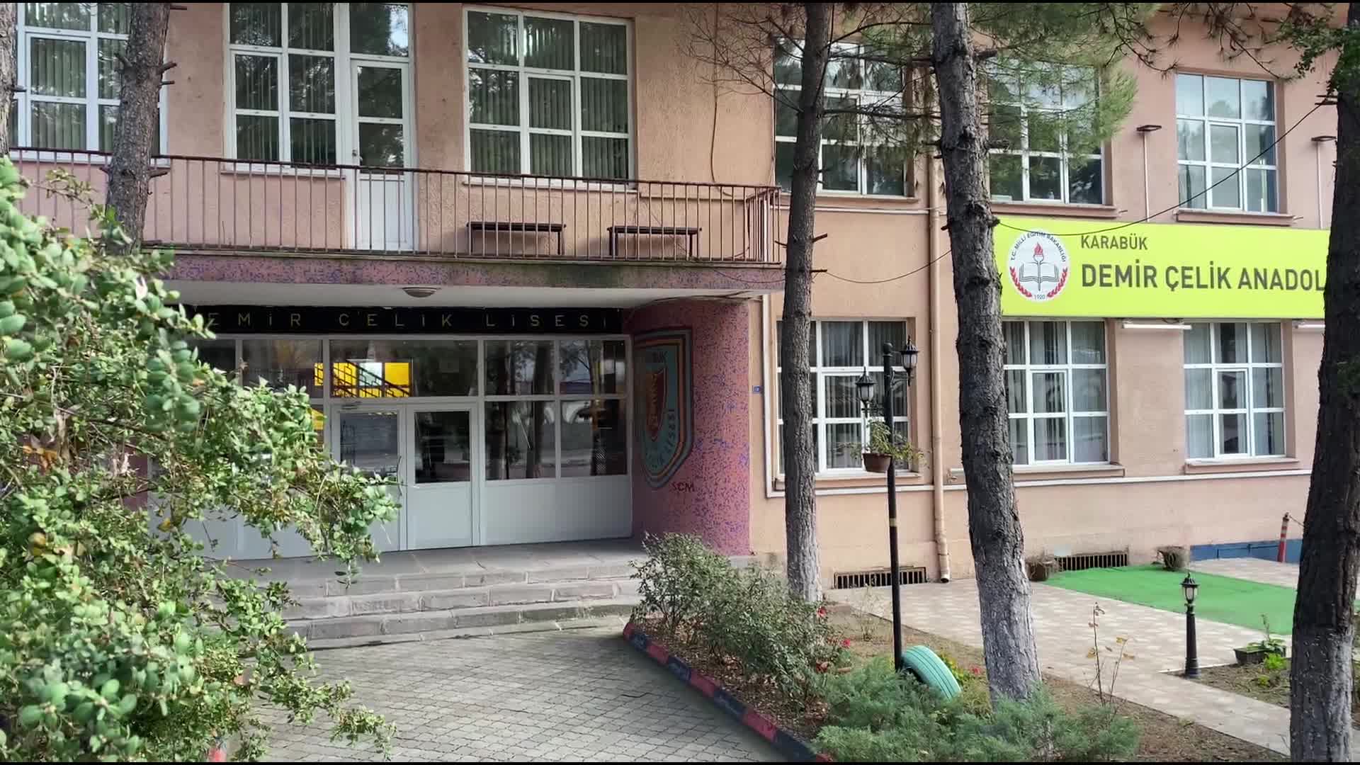 KARABÜK'TE 68 YILLIK DEMİR ÇELİK LİSESİ İÇİN YIKIM KARARI ALINDI, LİSENİN MEZUNLARI KARARA TEPKİ GÖSTERDİ