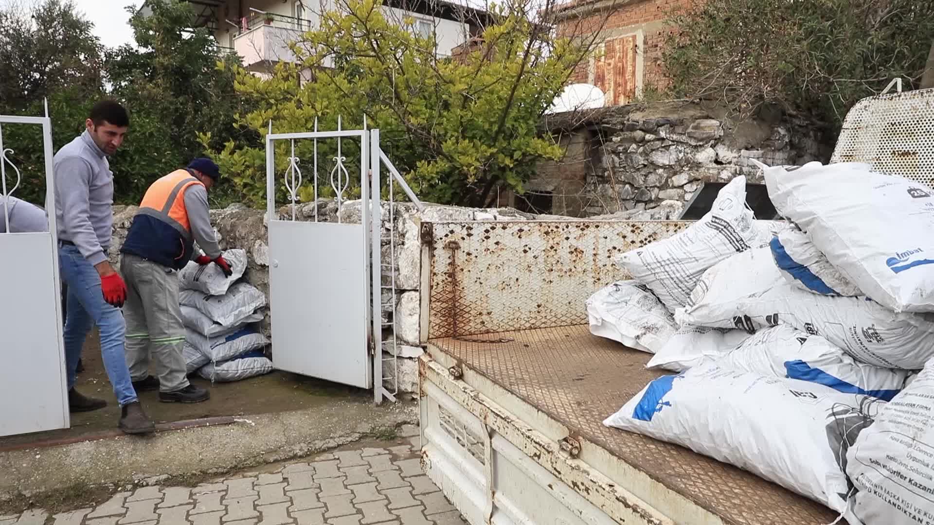 GÜZELBAHÇE BELEDİYESİ’NDEN İHTİYAÇ SAHİPLERİNE KÖMÜR YARDIMI