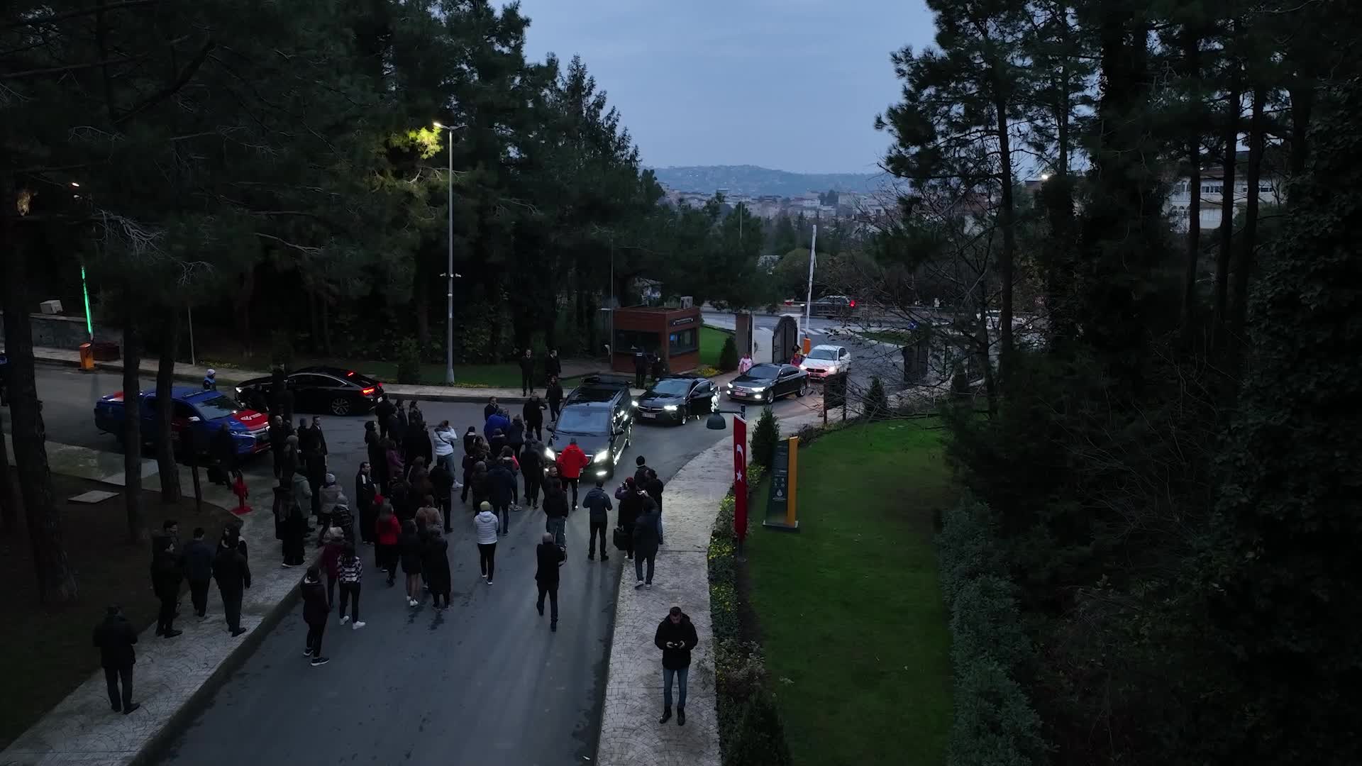 EKREM İMAMOĞLU, SEÇME VE SEÇİLME HAKLARININ TANINMASININ 88. YIL DÖNÜMÜNDE KADINLARLA YÜRÜDÜ: "21’NCİ YÜZYILIN EN ÖNEMLİ EŞİTLİKÇİ HAMLESİ"