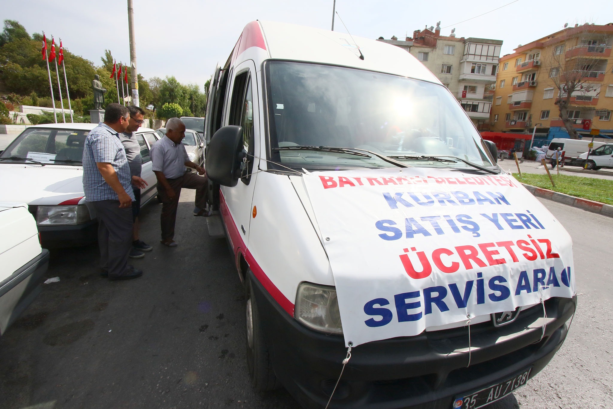 BAYRAKLI'DA KURBAN SATIŞ YERLERİNE ÜCRETSİZ SERVİS