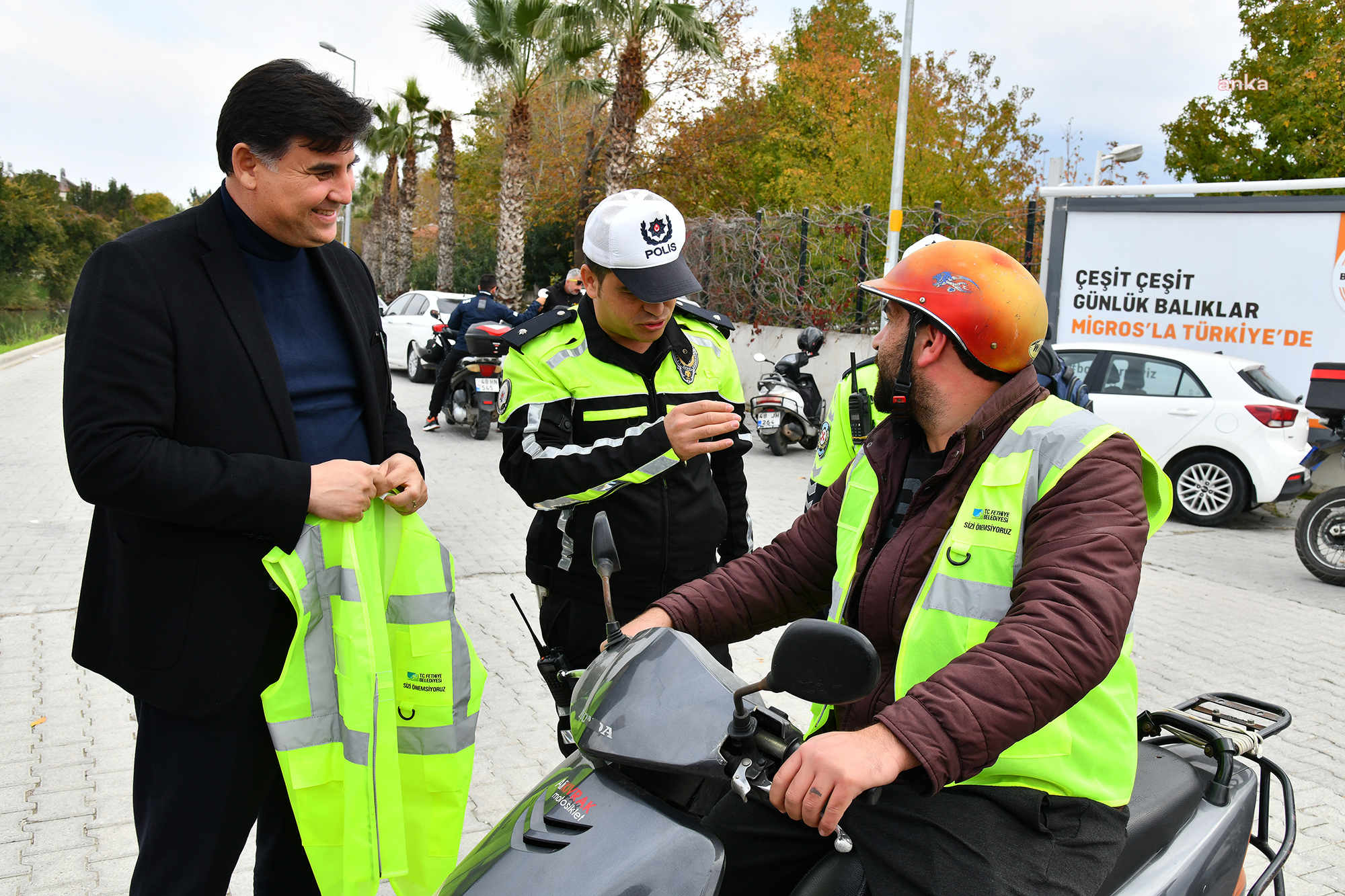 FETHİYE'DE MOTOR SÜRÜCÜLERİNE REFLEKTÖRLÜ YELEK DAĞITIMI