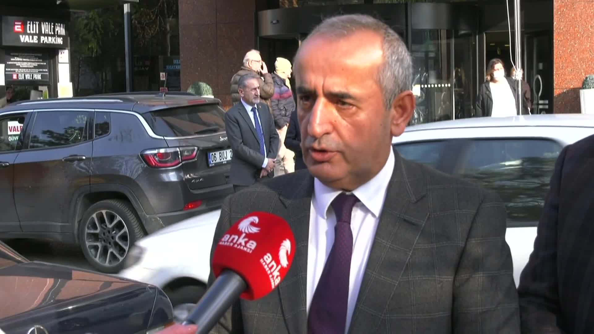 HAYDAR AKAR'DAN ZAFER IŞIK'A 'YUMRUK' TEPKİSİ: "EĞER İNSANLIK ERDEMİ TAŞIYORSA HATASINI ANLAYIP ÖZÜR DİLEMELİDİR, DOĞRUSU BUDUR"