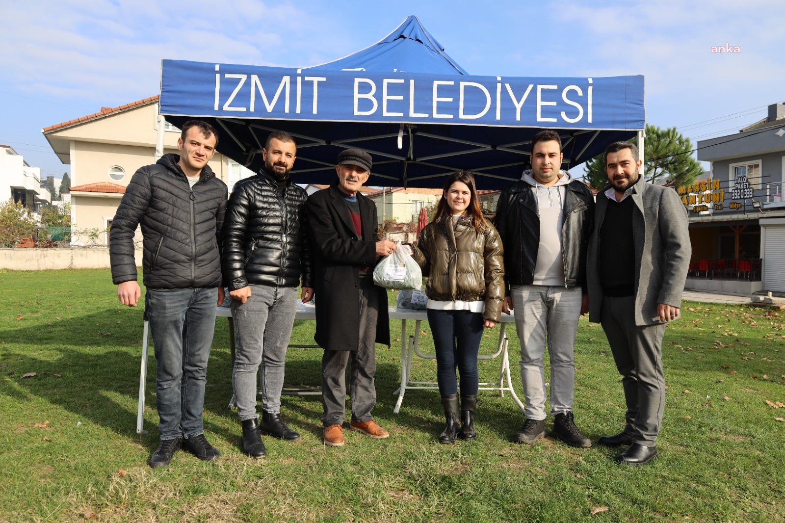 İZMİT BELEDİYESİ KENDİ YETİŞTİRDİĞİ ISPANAĞI YURTTAŞA DAĞITTI