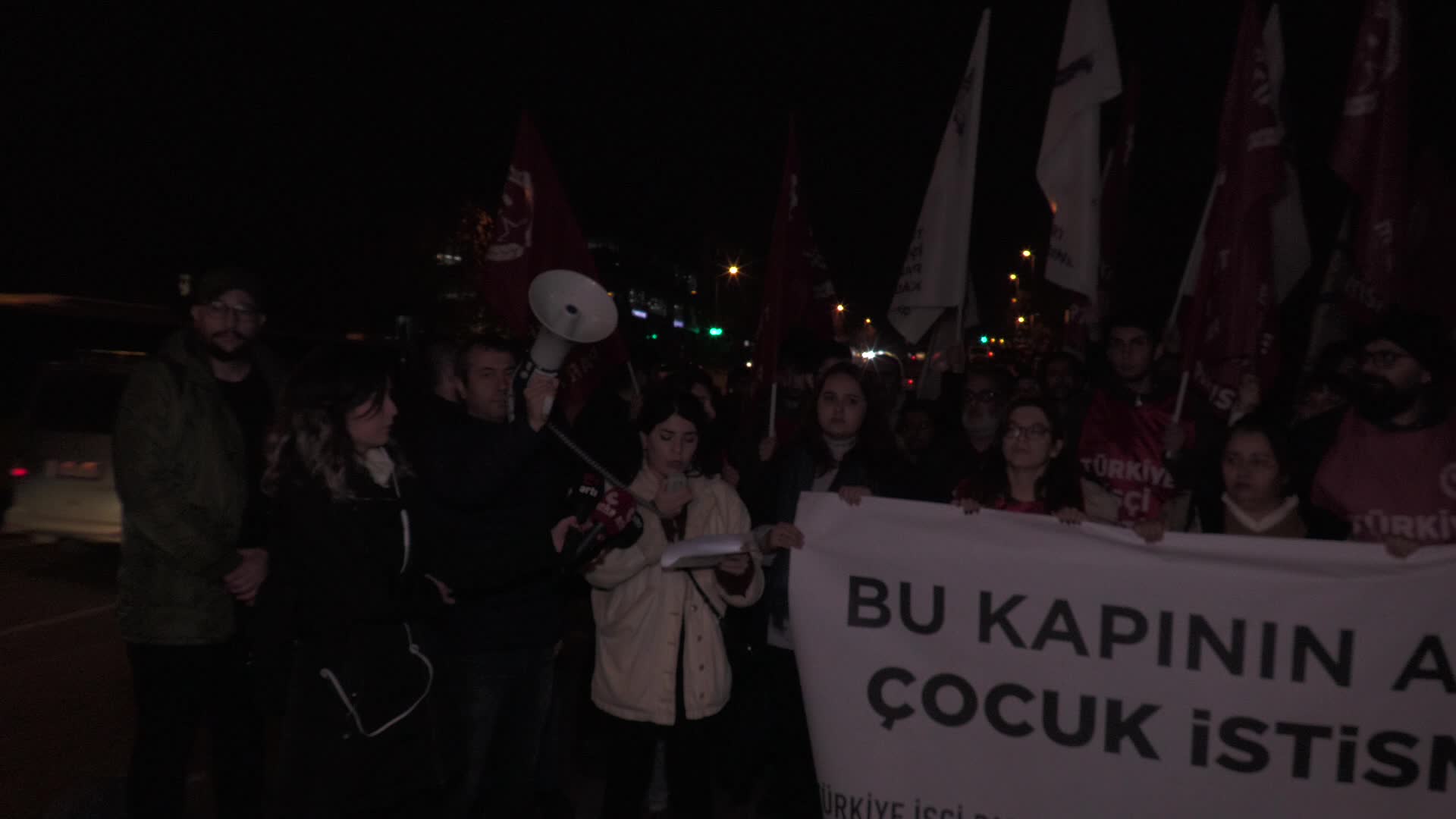 TİP ÜYELERİNDEN HİRANUR VAKFI ÖNÜNDE PROTESTO: “MEMLEKETİMİZİ TARİKAT CEHENNEMİNE ÇEVİRENLER, BU İNSANLIK DIŞI OLAYA ORTAKTIR”