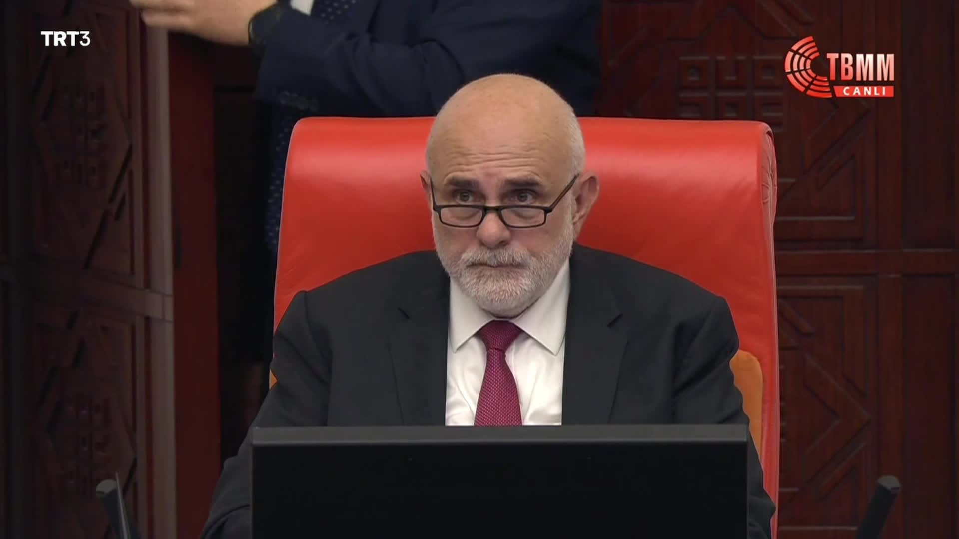 BAKAN KURUM: ÇÖP İTHAL ETMİYORUZ, HAM MADDE İTHAL EDİYORUZ
