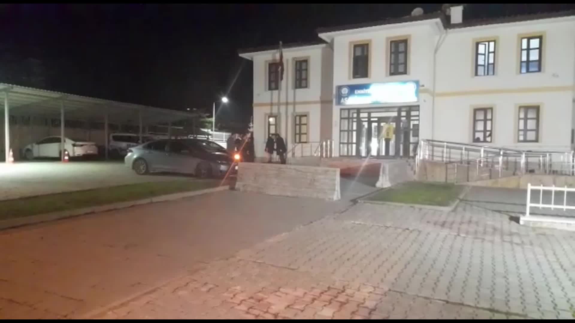 ÖZTÜRK YILMAZ’A YÖNELİK BIÇAKLI SALDIRININ ŞÜPHELİSİ SERHAT K., ANKARA POLİSİNE TESLİM EDİLDİ