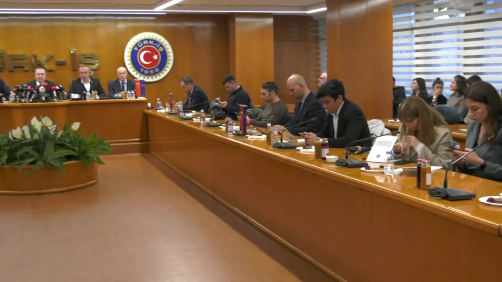 TÜRK-İŞ GENEL SEKRETERİ KAVLAK’TAN 'ASGARİ ÜCRET' AÇIKLAMASI: “ÜÇLÜ MUTABAKAT SAĞLANMAZSA İMZA ATMAYACAĞIZ. BUNUN İLERİSİNDE BİZİM YAPABİLECEĞİMİZ BİR ŞEY YOK”