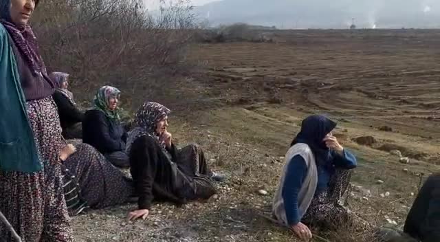 ÇAMBÜKÜ HALKI OSB’YE KARŞI YAPTIKLARI  PROTESTONUN ÜÇÜNCÜ GÜNÜNDE ARAZİ BAŞINDA NÖBET TUTUYOR