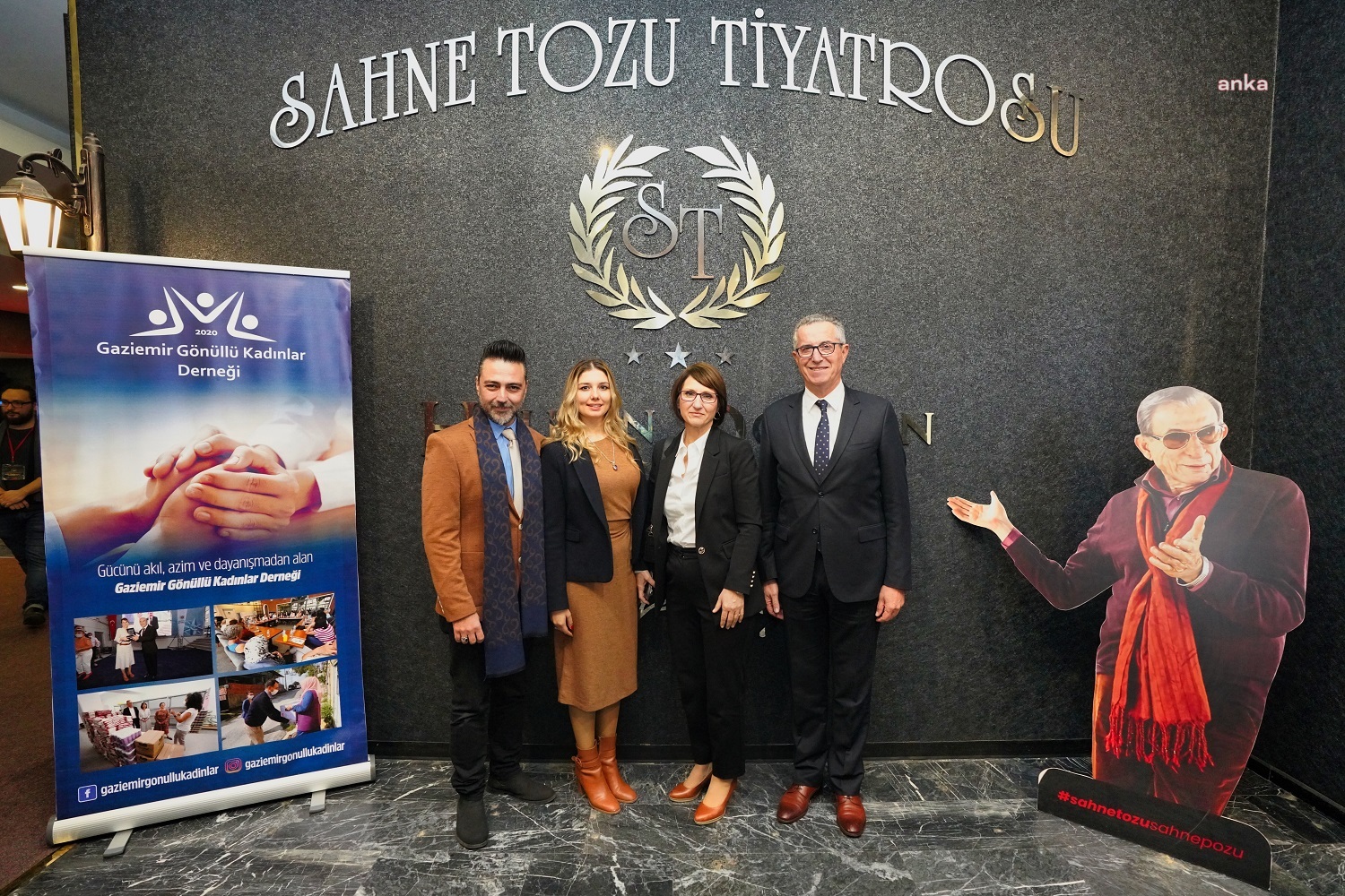GAZİEMİR'DE SAHNE TOZU TİYATROSU, “SOSYAL MARKET”E DESTEK İÇİN SAHNEYE ÇIKTI
