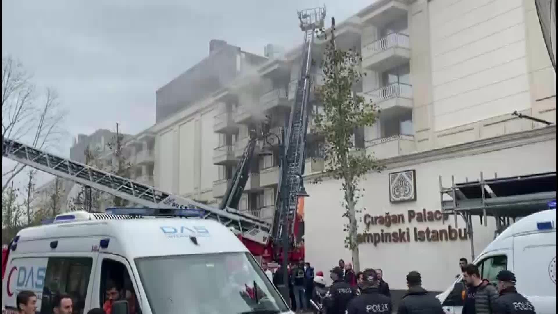ÇIRAĞAN SARAYI'NIN OTEL BÖLÜMÜNDEKİ YANGIN KONTROL ALTINA ALINDI, SOĞUTMA ÇALIŞMALARI DEVAM EDİYOR