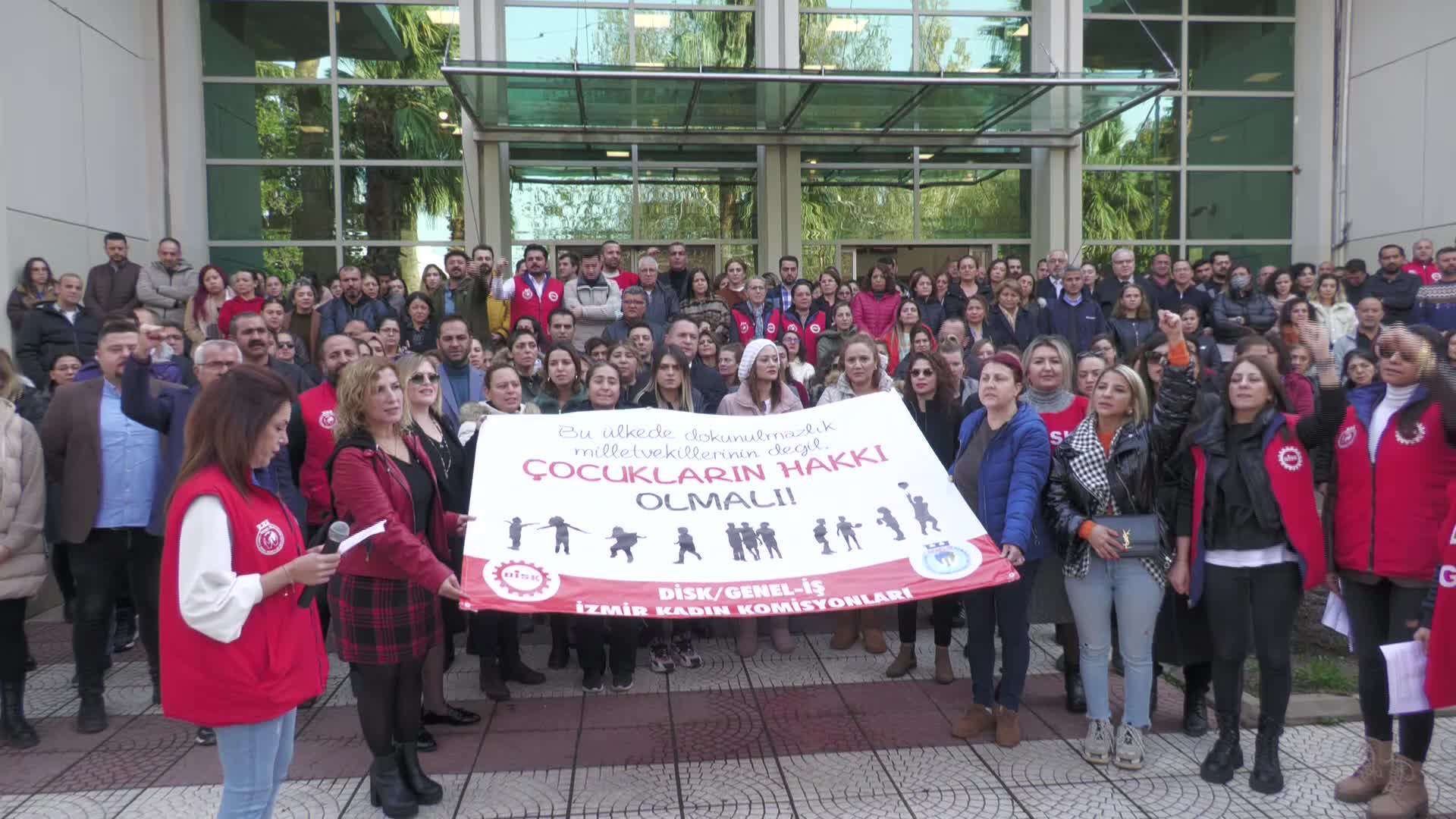 TARİKAT LİDERİNİN ÇOCUĞUNUN 6 YAŞINDAYKEN CİNSEL İSTİSMARA UĞRAMASI İZMİR'DE PROTESTO EDİLDİ: "KARANLIK ZİHİNLERİNİZE ÇOCUKLARI, KADINLARI, AYDINLIĞI VE LAİKLİĞİ TESLİM ETMEYECEĞİZ"