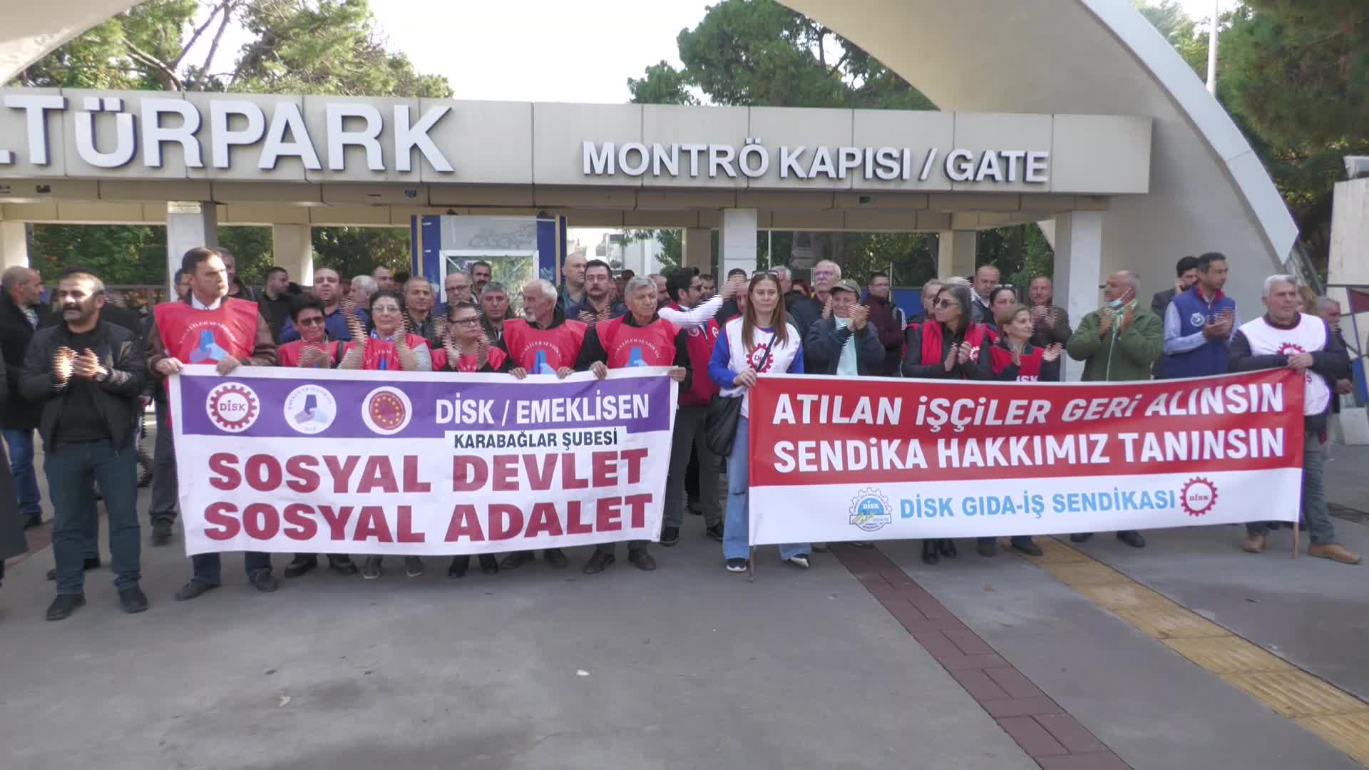 İZMİR'DE İŞTEN ATILAN SİGARA FABRİKASI İŞÇİLERİNİN EYLEMİ 81. GÜNÜNDE: "HAKLARIMIZ TANINANA KADAR MÜCADELEDE KARARLIYIZ. ASLA VAZGEÇMEYECEĞİZ"