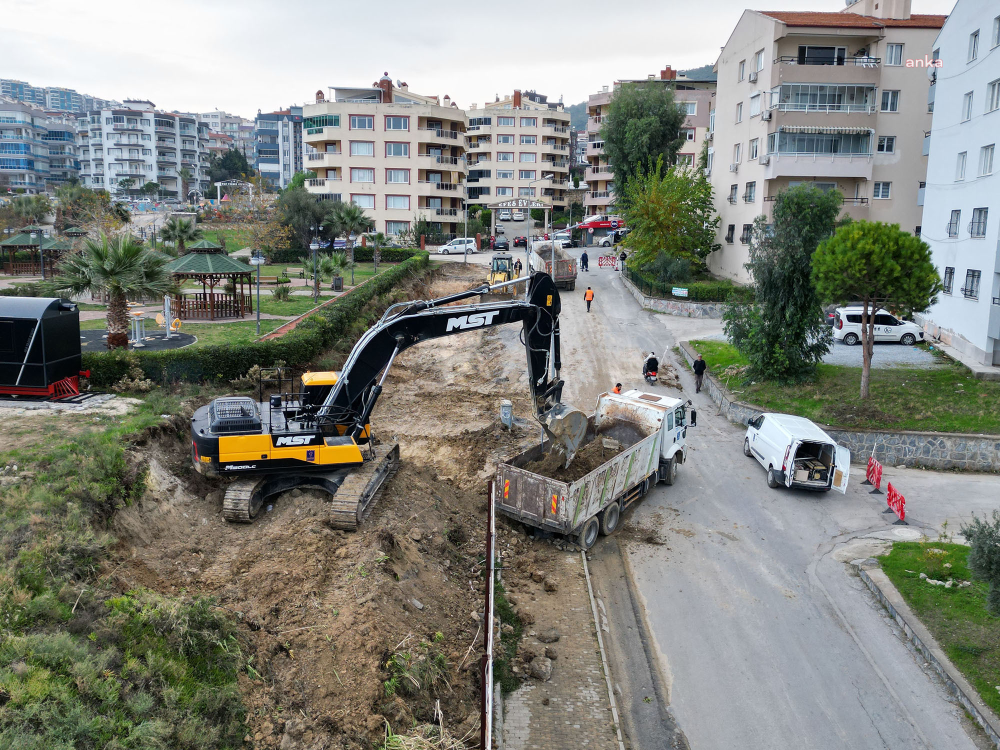 KUŞADASI BELEDİYE BAŞKANI GÜNEL, TÜTÜNCÜLER KAVŞAĞI’NDAKİ ÇALIŞMALARI YERİNDE İNCELEDİ